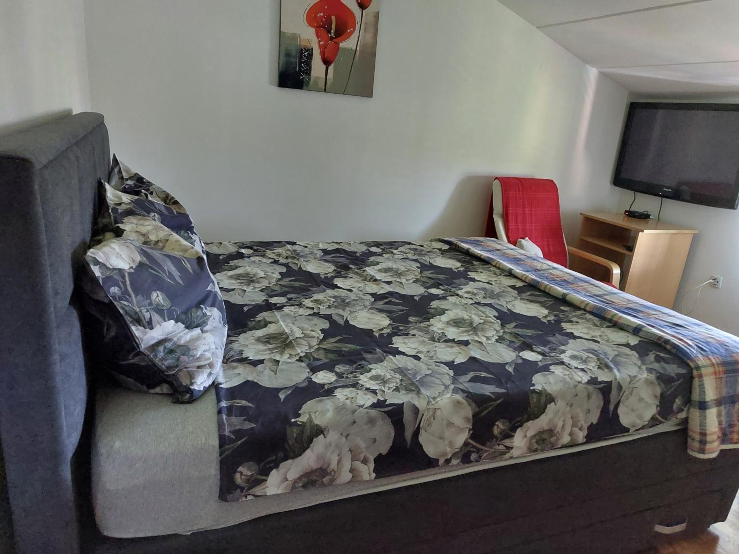 Two-Bedroom Apartment - Photo 2
