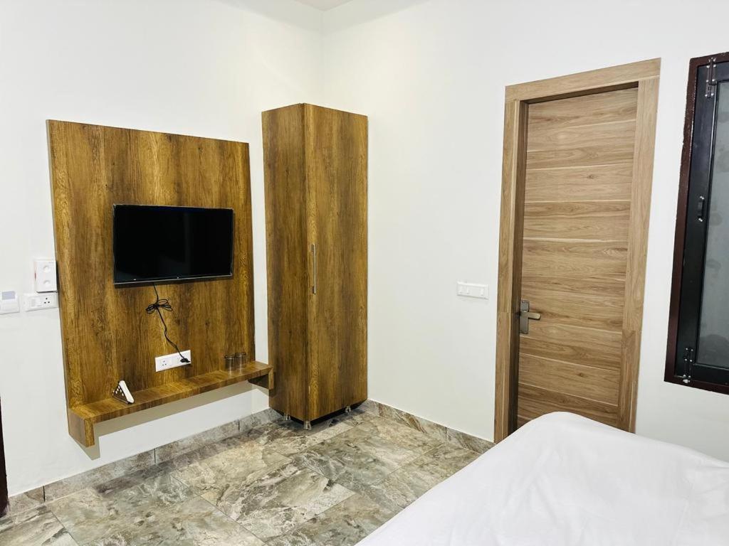 Deluxe Room (2 Adults + 1 Child)