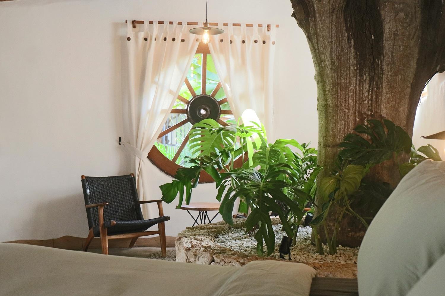 Deluxe King Suite - Photo 10