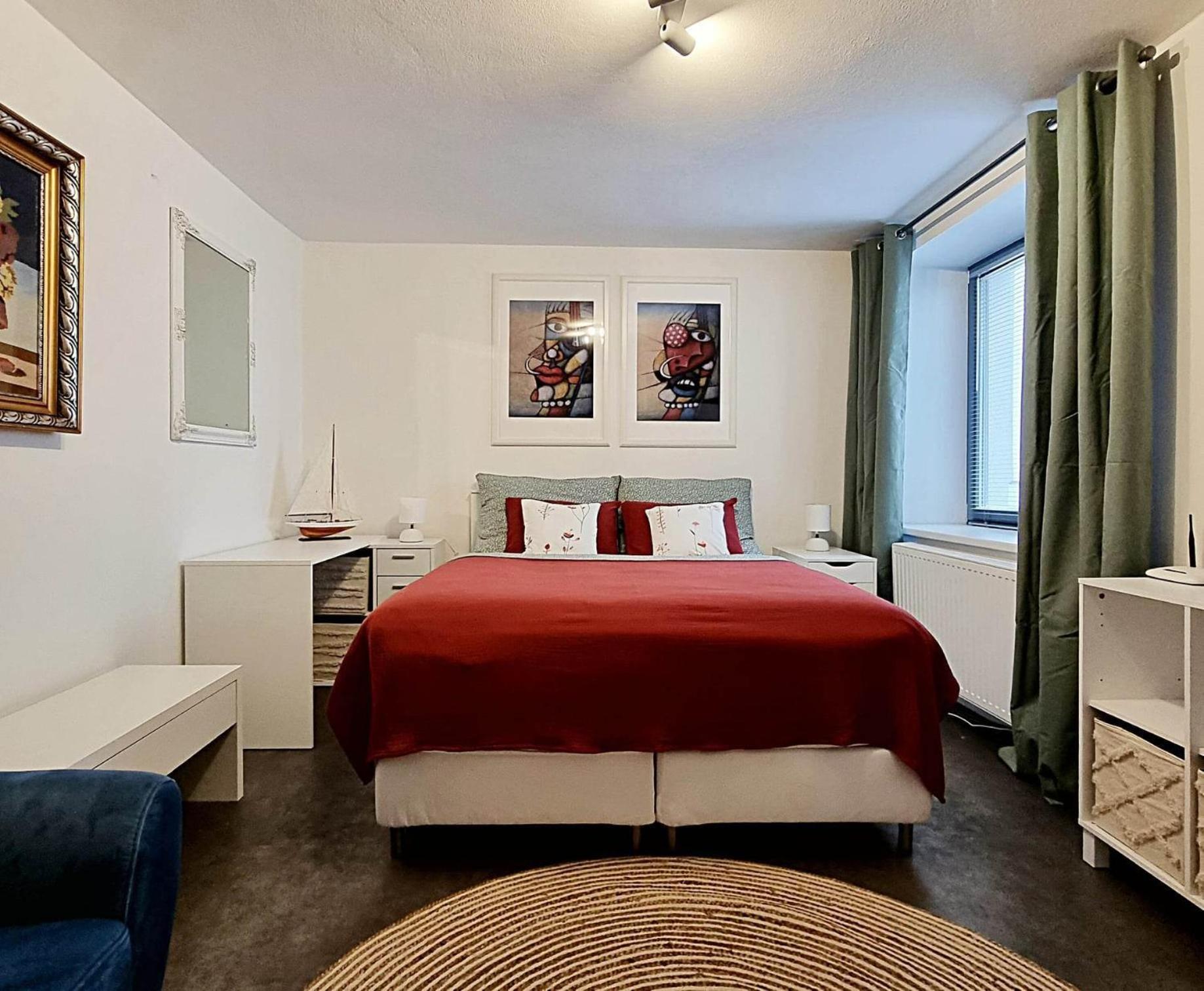 One-Bedroom Apartment photo 1