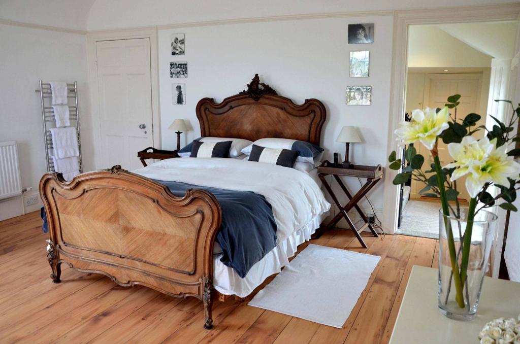 Four-Bedroom House photo 2