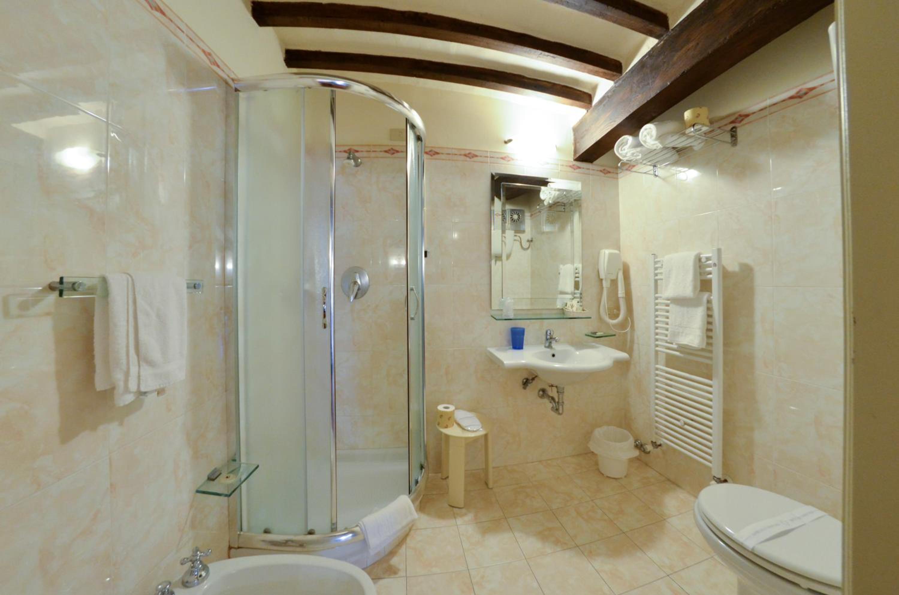 Suite with Balcony - Photo 4