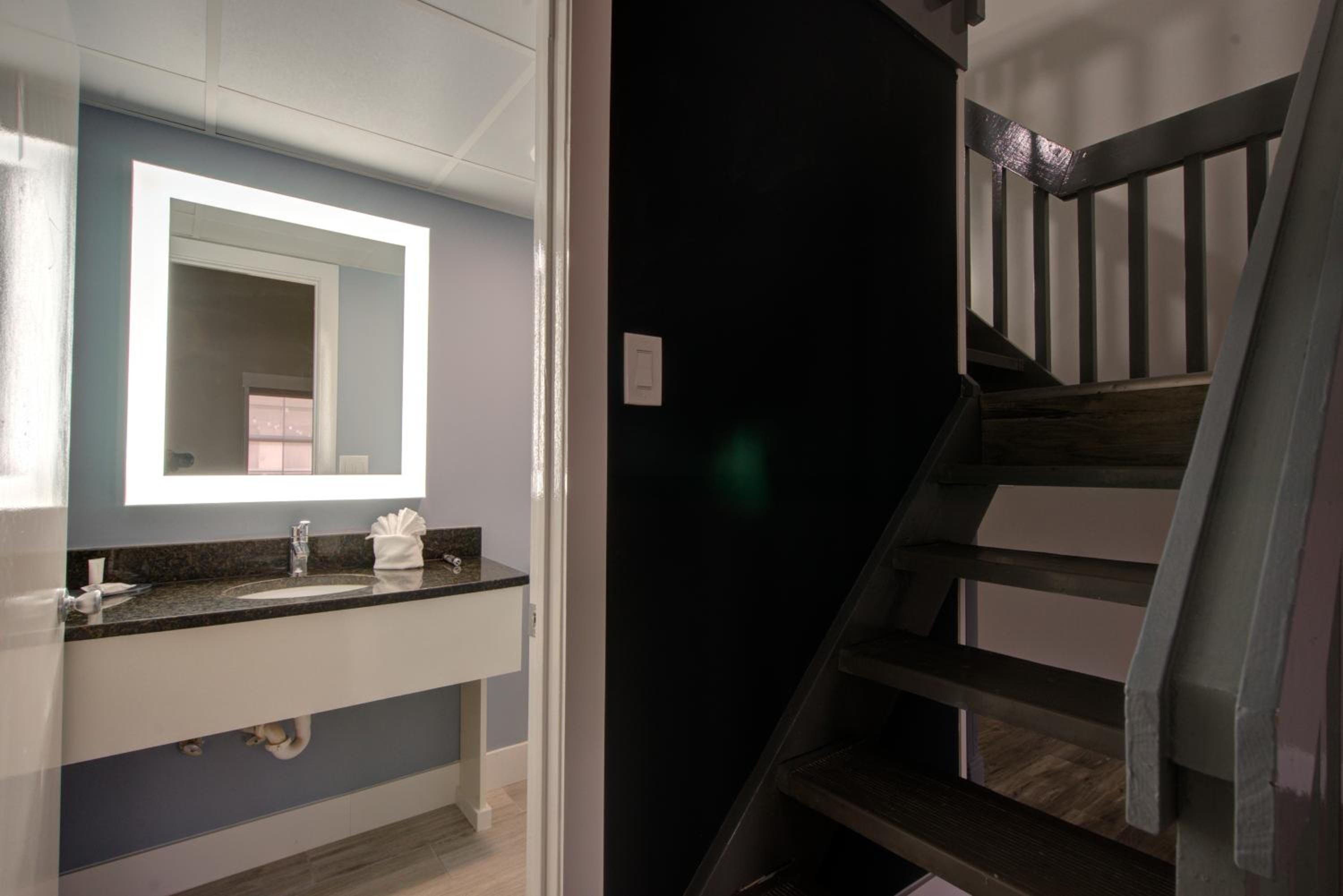 Suite with Loft - Non-Smoking - Photo 12