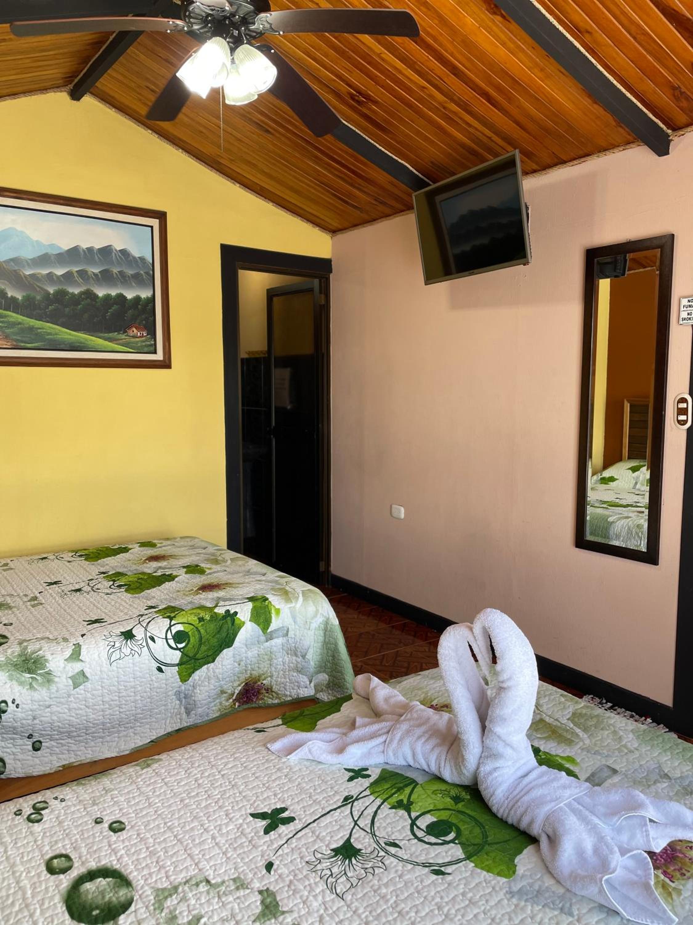 Twin Room with Private Bathroom photo 2