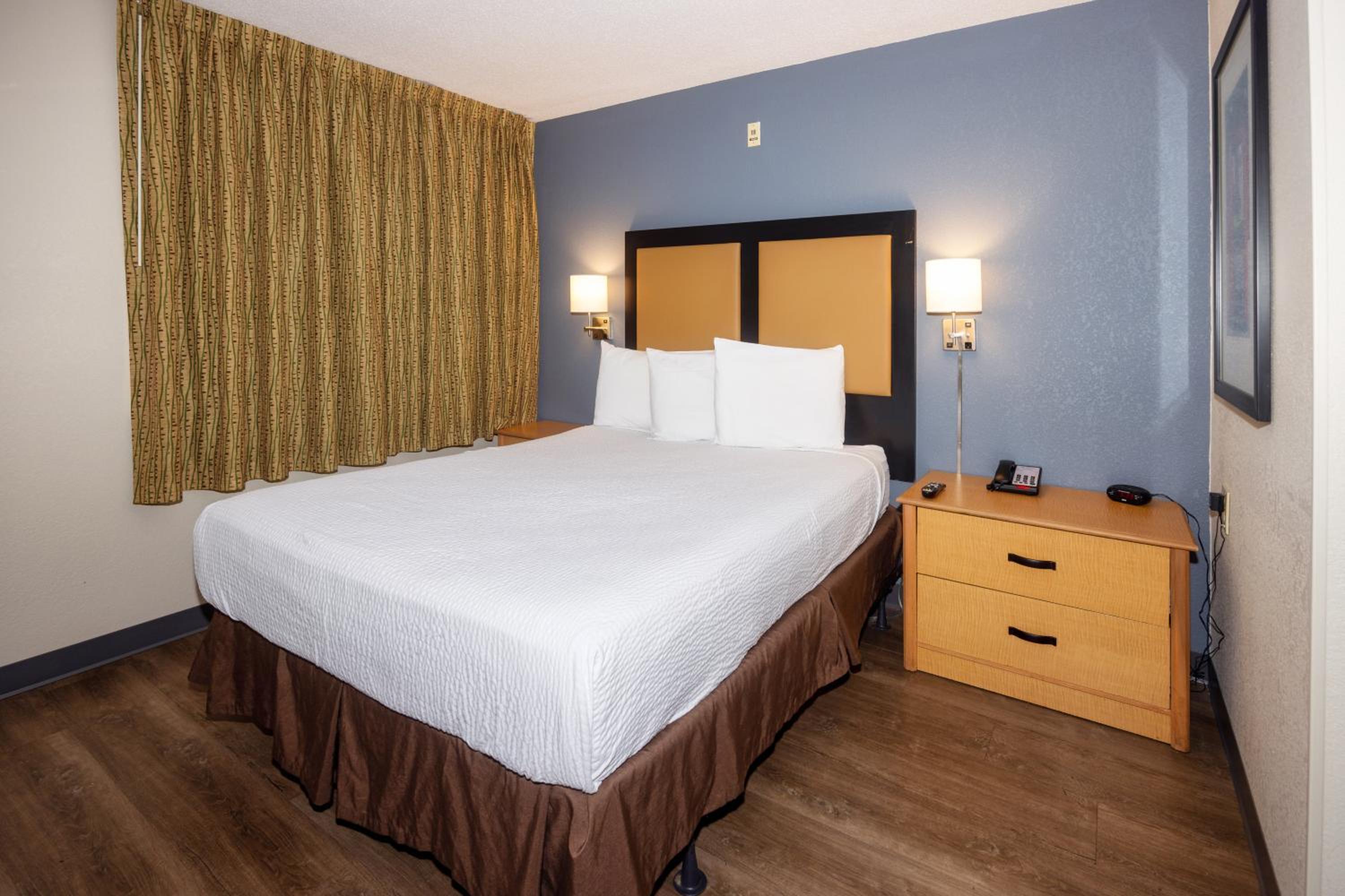 Deluxe Studio With 1 Queen Bed - Non-Smoking