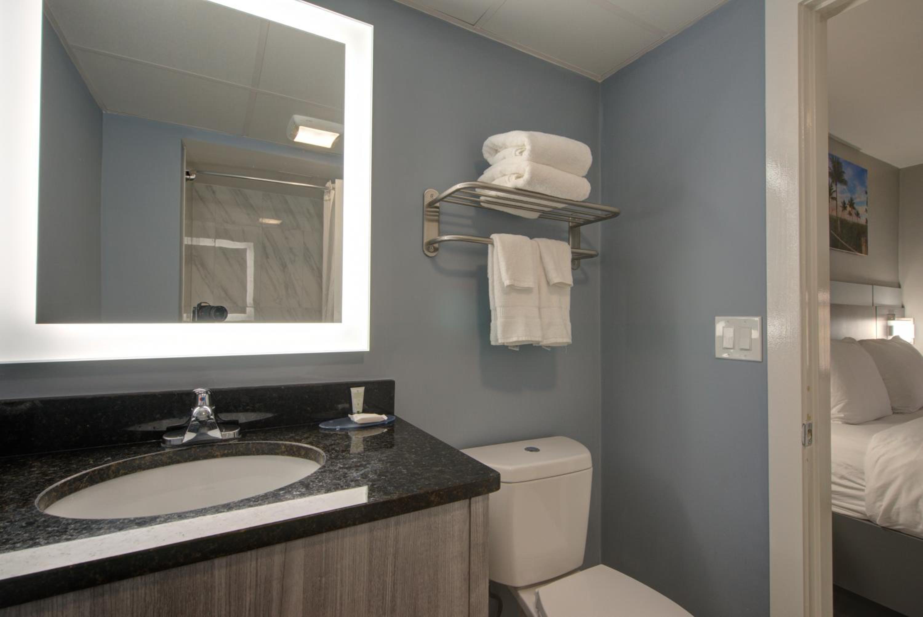 King Room - Non-Smoking - First Level - Photo 9