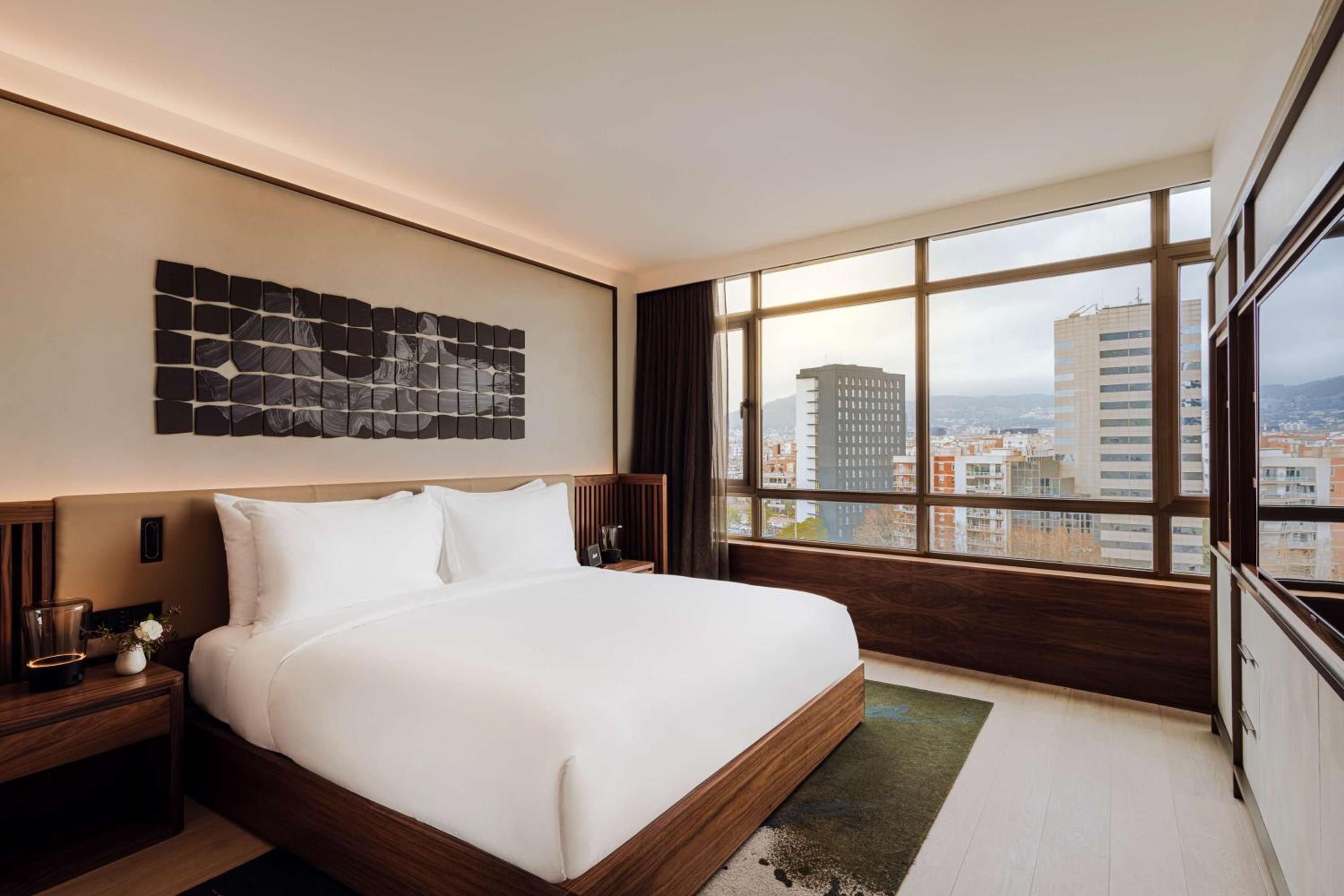 Deluxe City Room
