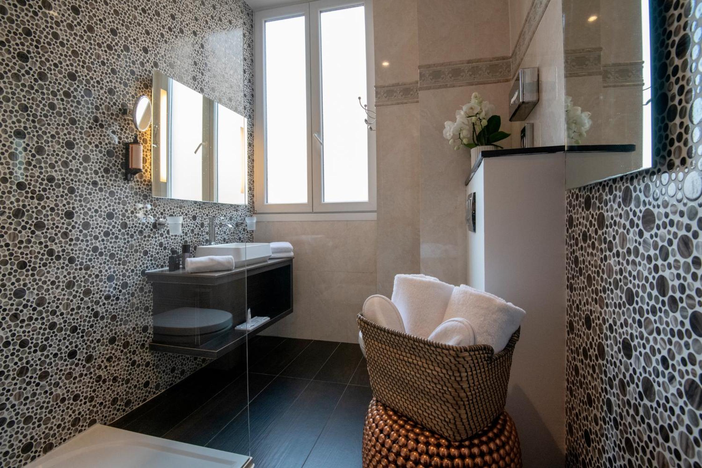 Junior Queen Suite - Photo 17