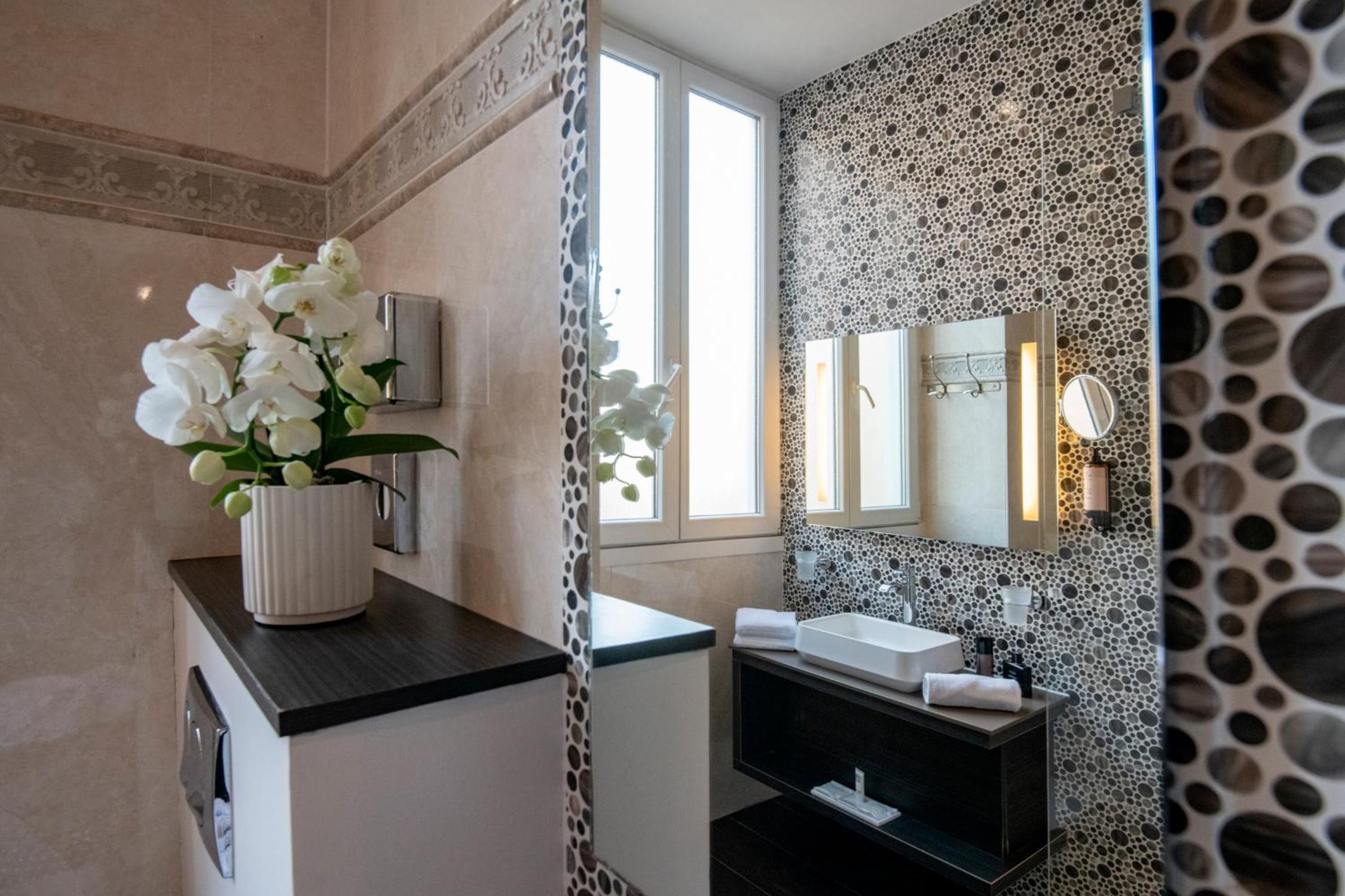 Junior Queen Suite - Photo 23