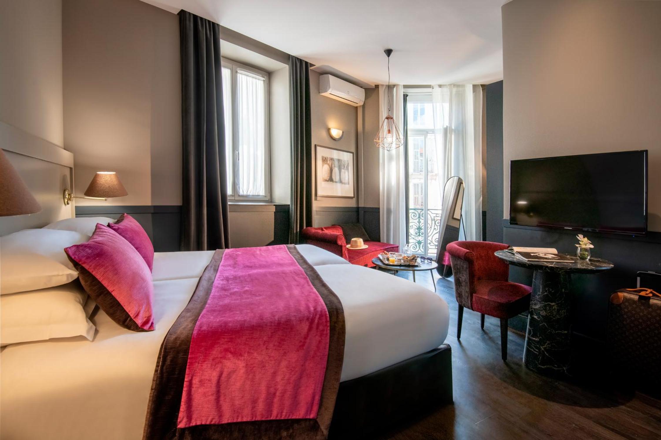 Junior Queen Suite - Photo 22