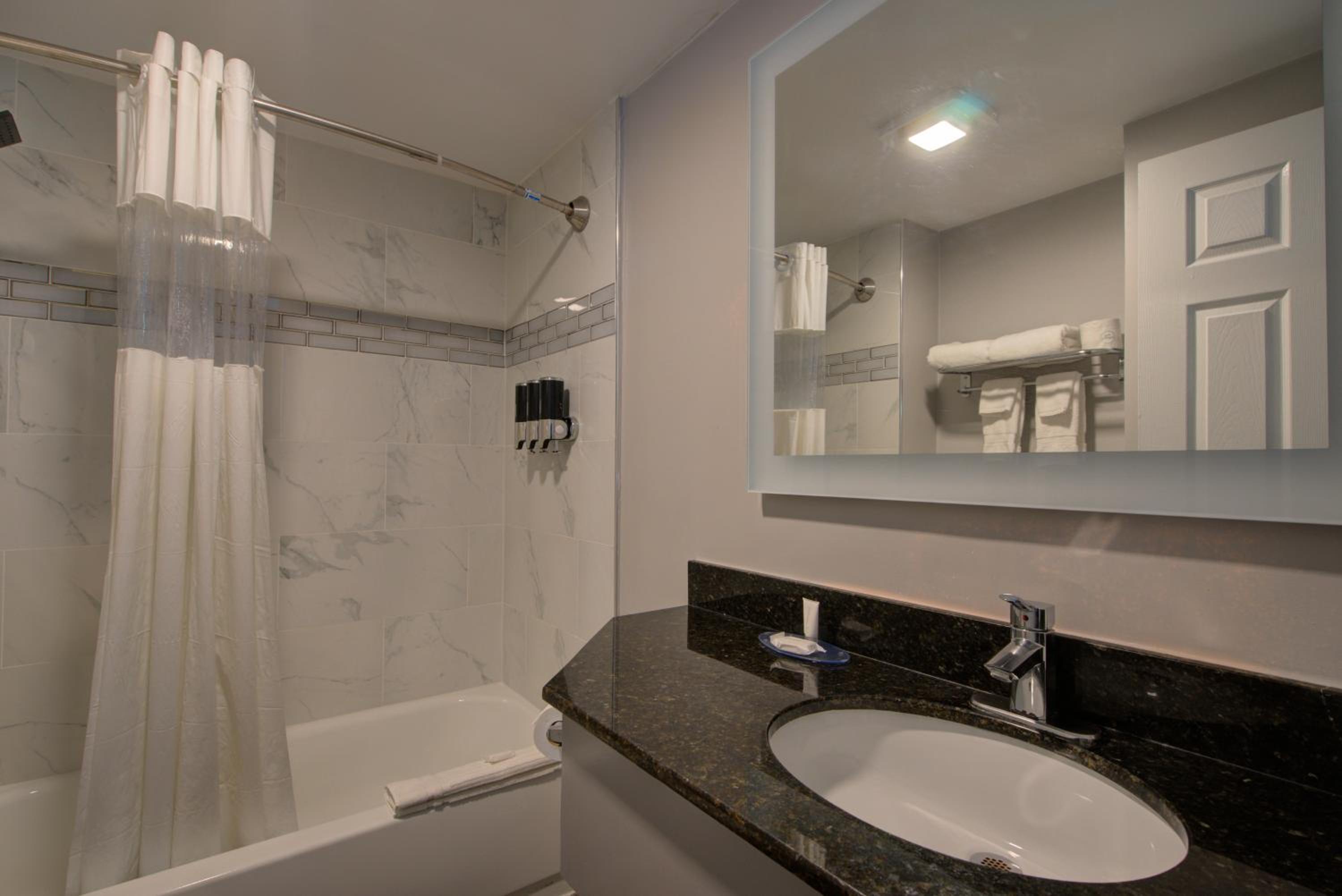 King Suite - Non Smoking - Photo 5