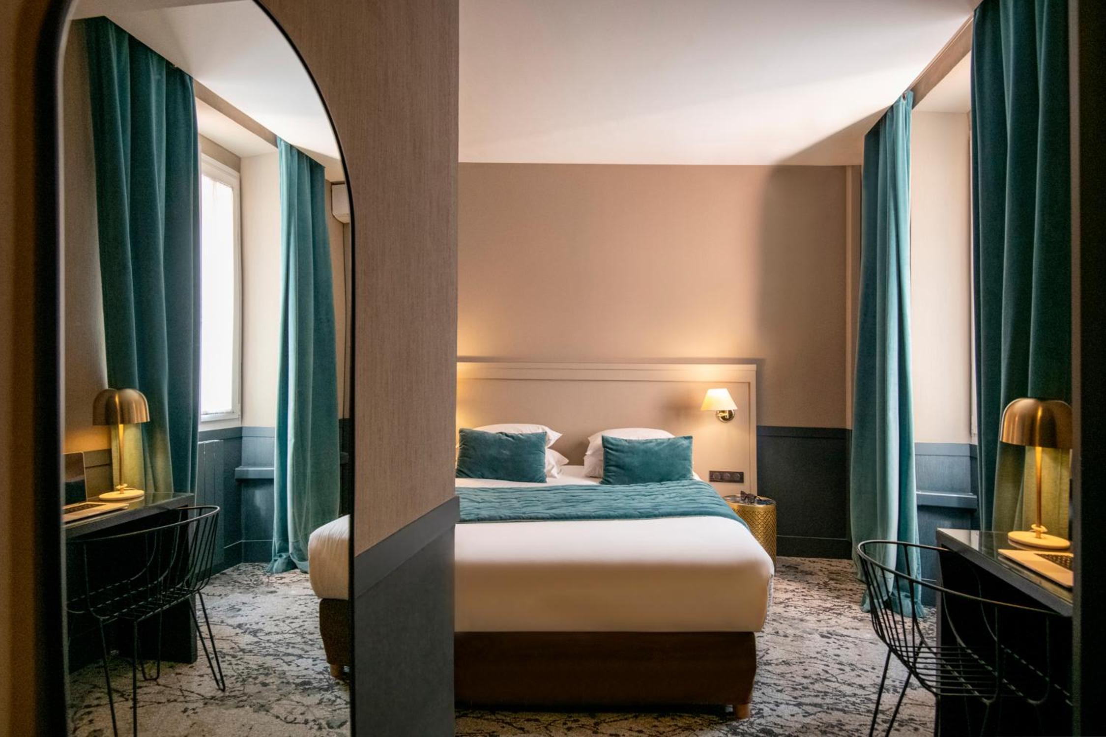 Deluxe Queen Room - Photo 9