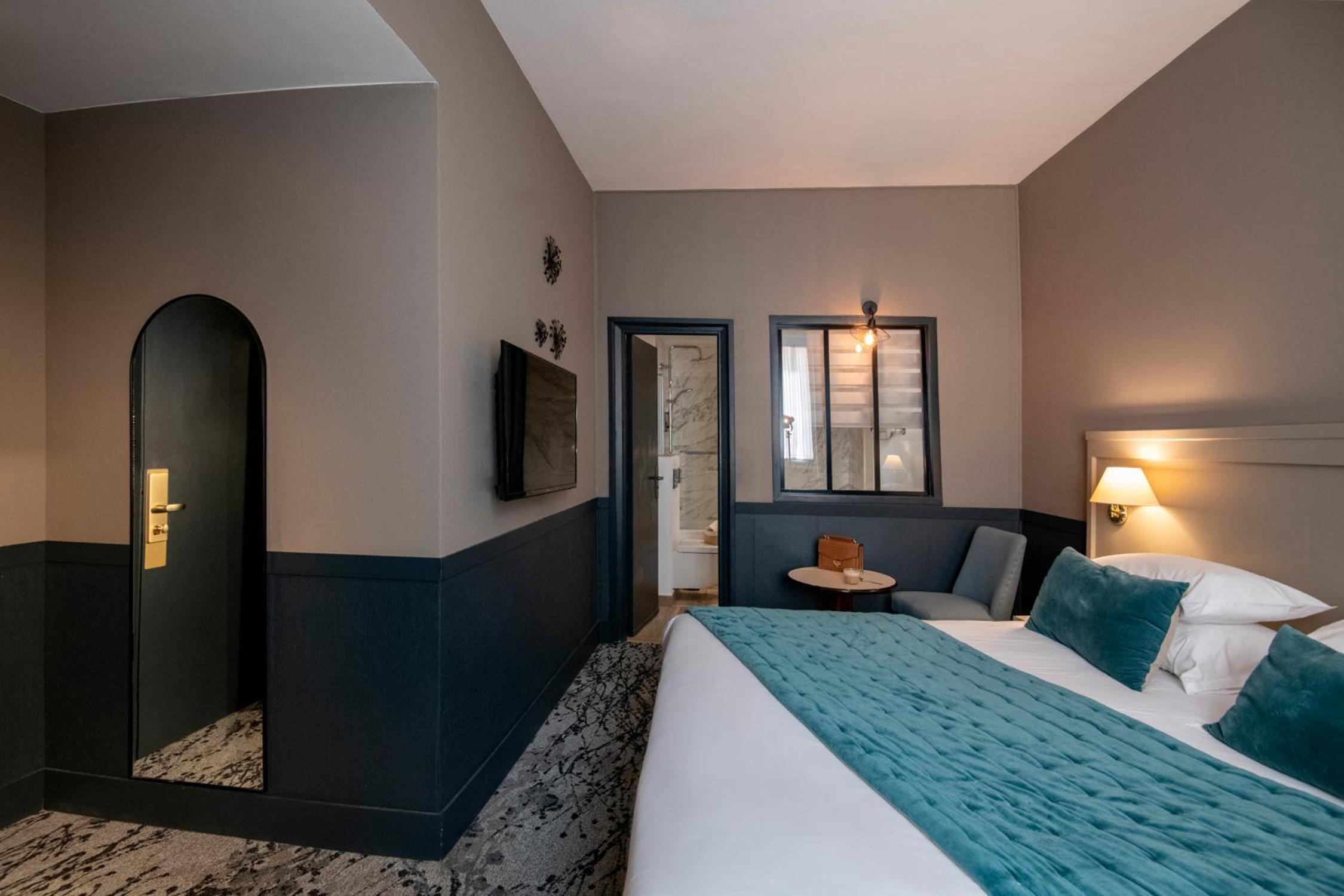 Deluxe Queen Room - Photo 11