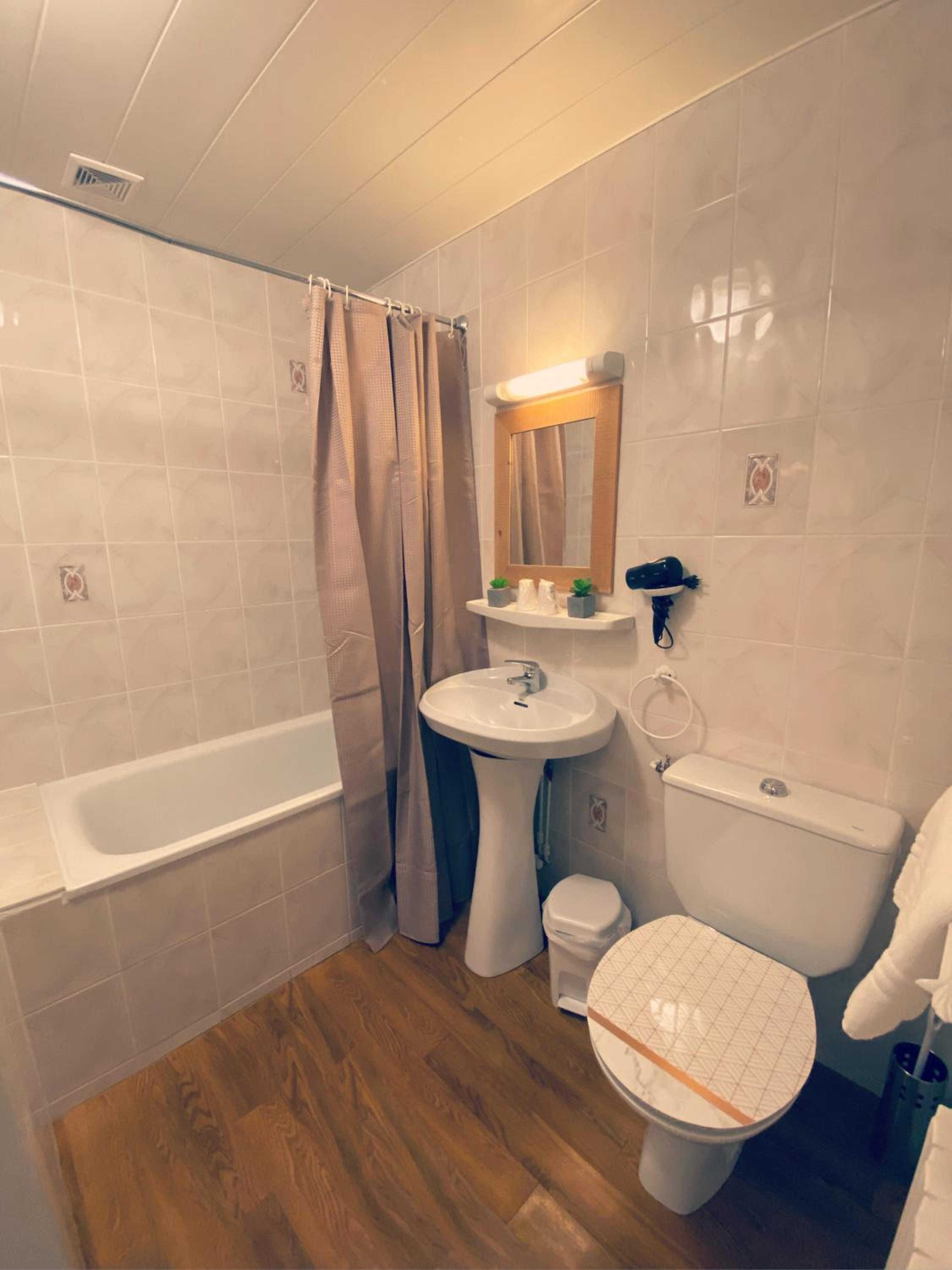 Suite with Garden View and private bathroom and toilets
