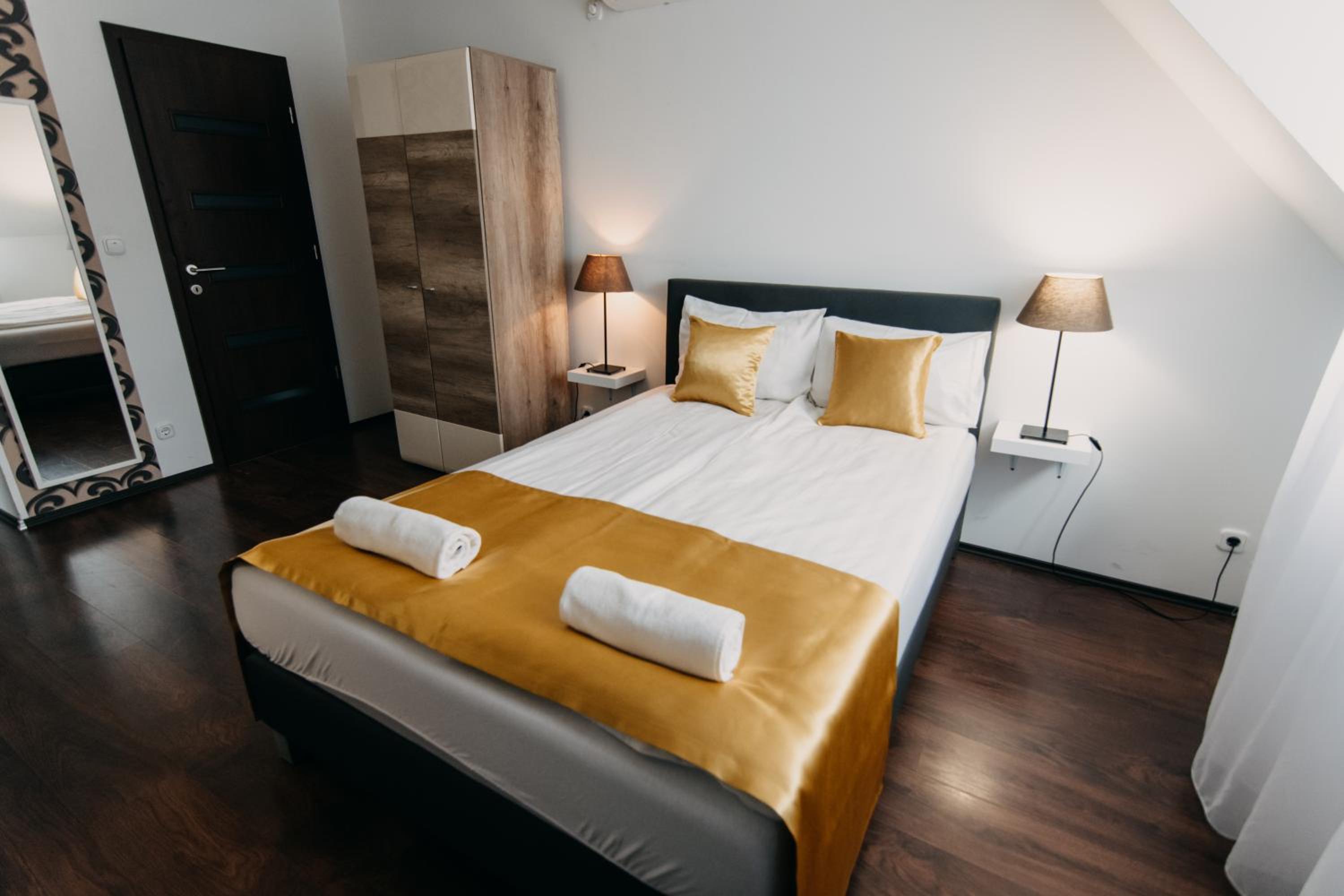 Deluxe Double Room - Photo 15