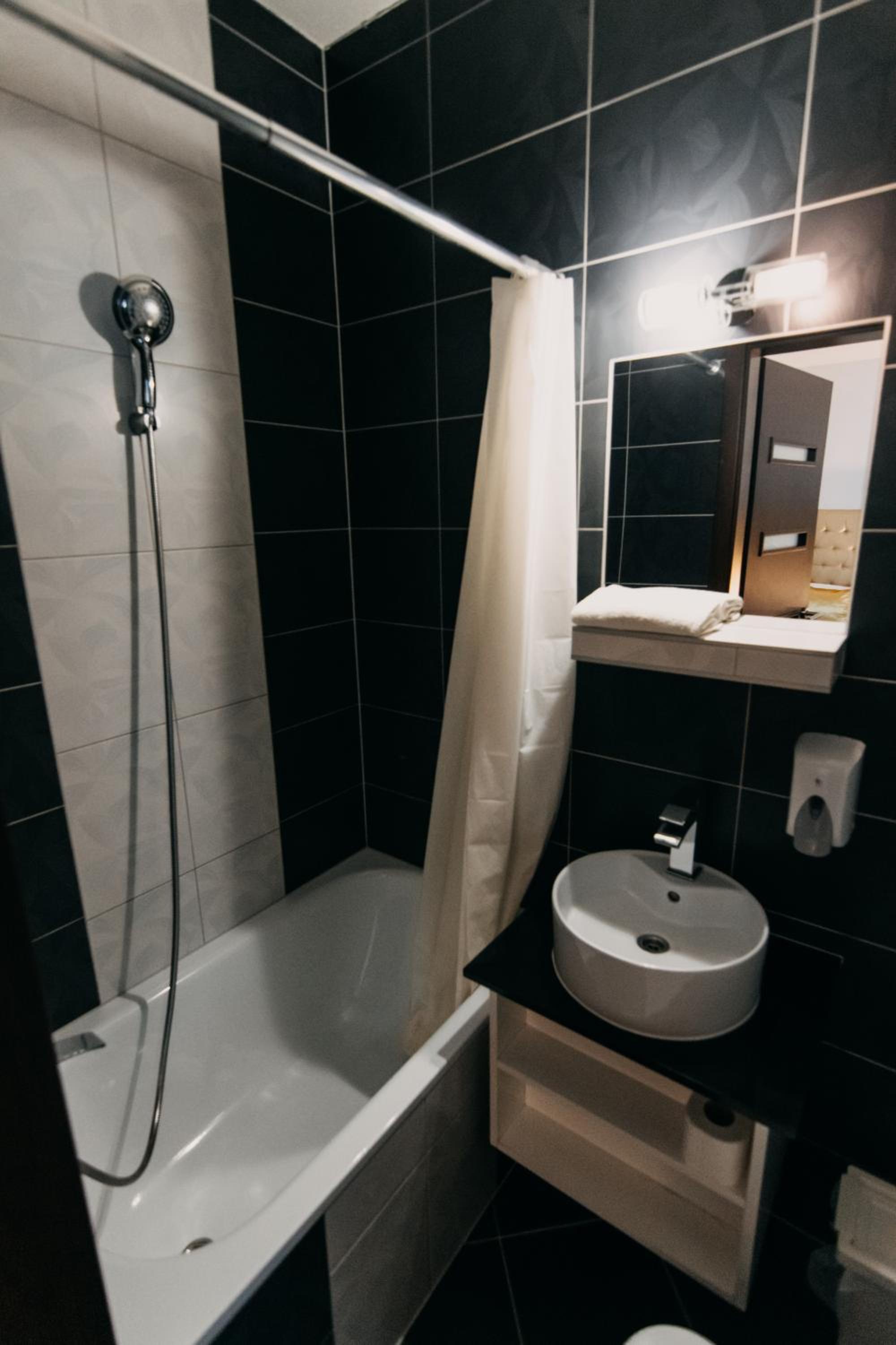 Deluxe Double Room - Photo 18