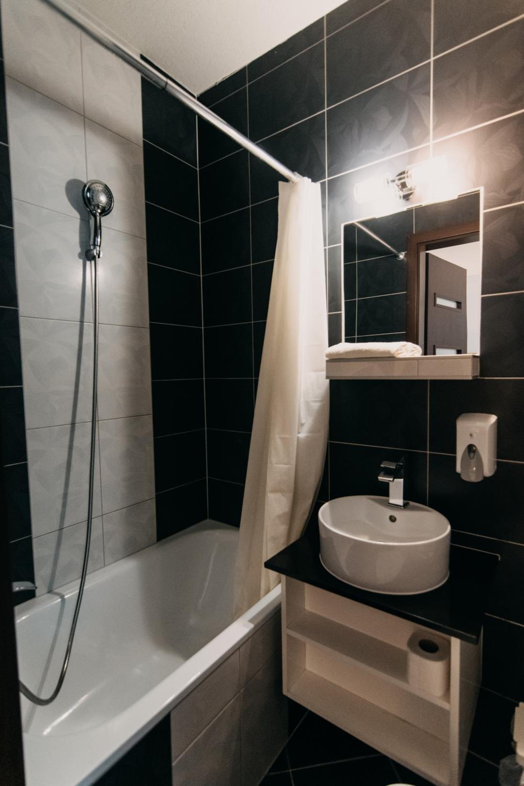 Deluxe Double Room - Photo 19