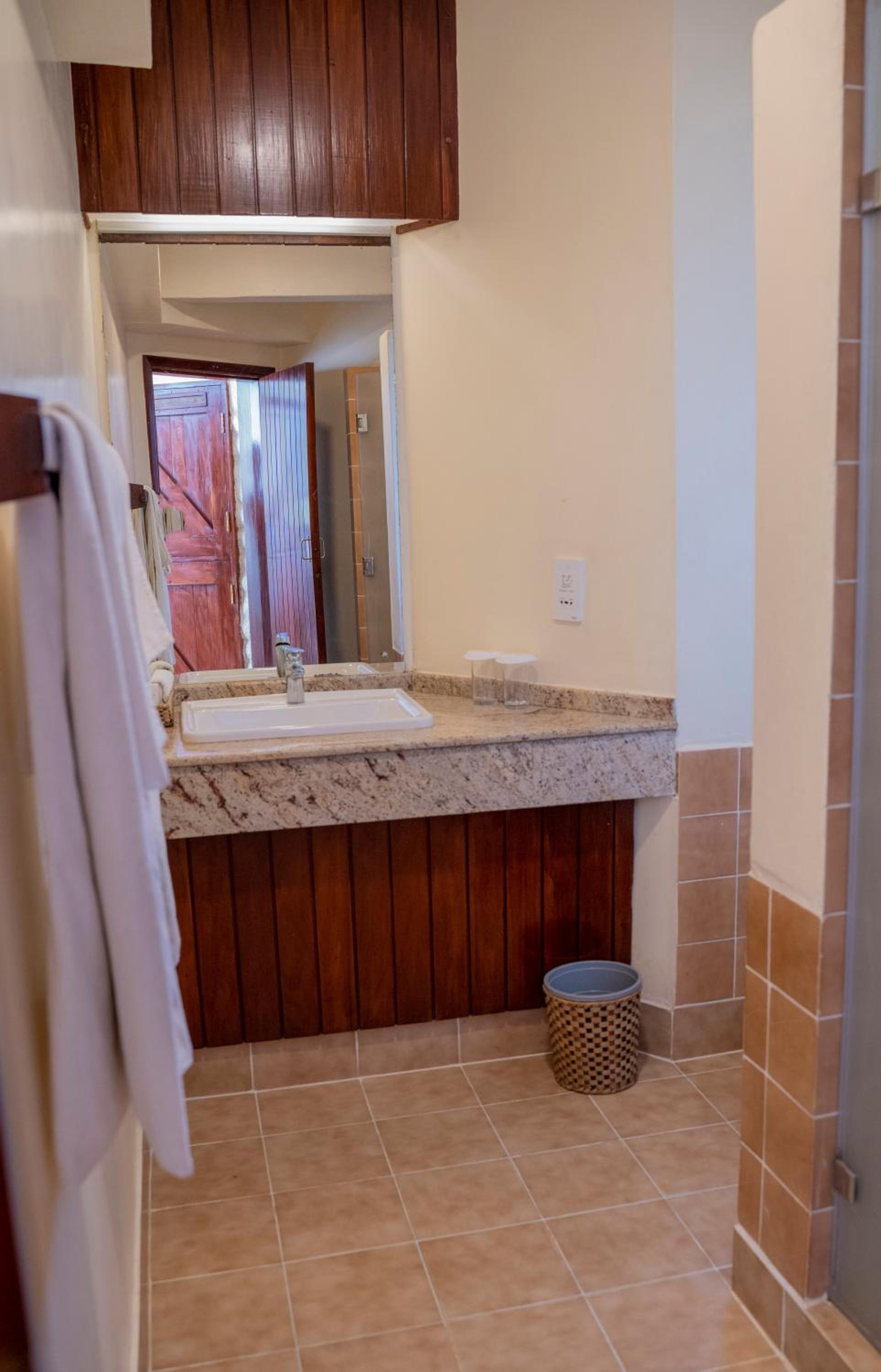 Standard Double Room - Photo 13