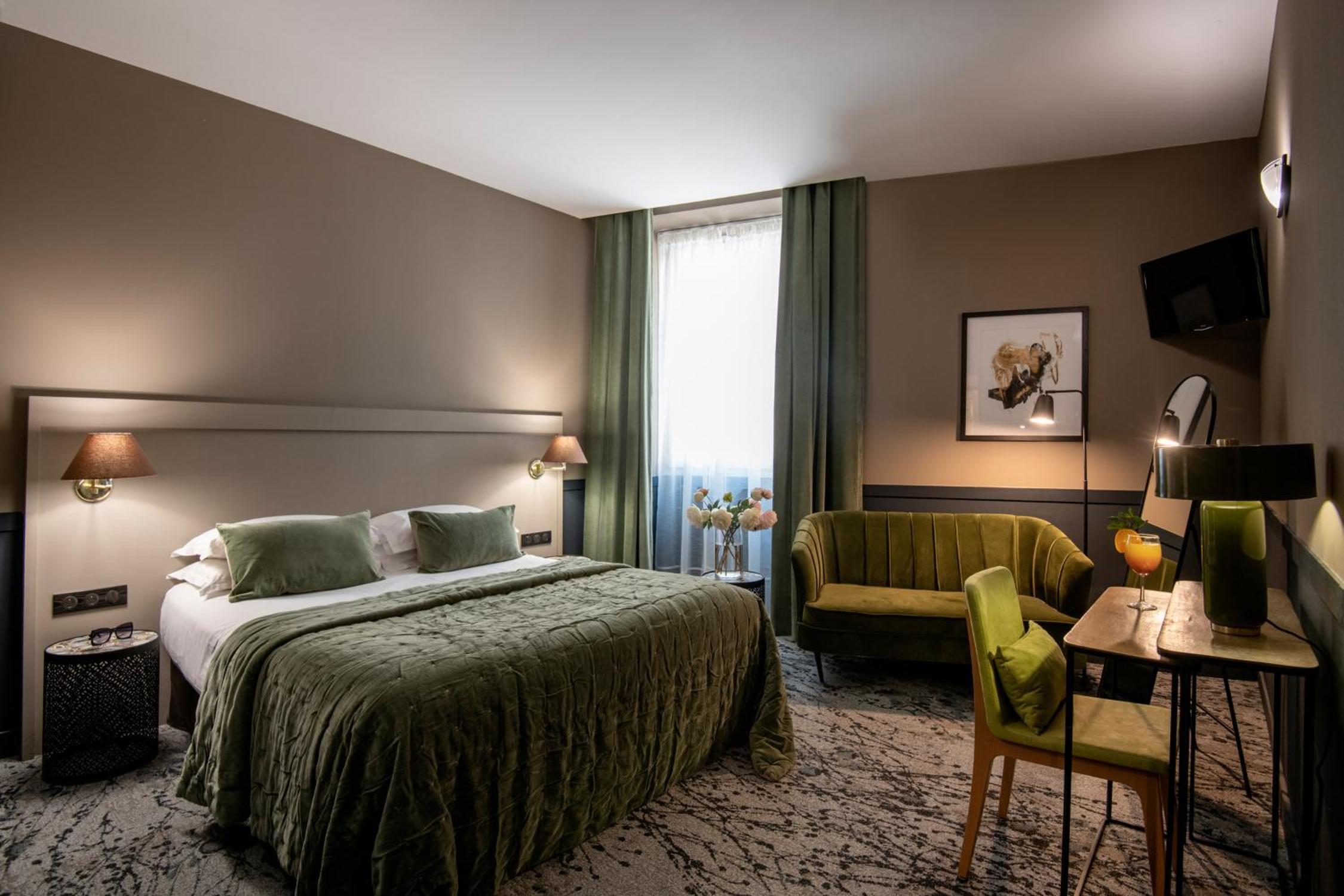 Junior Queen Suite - Photo 1