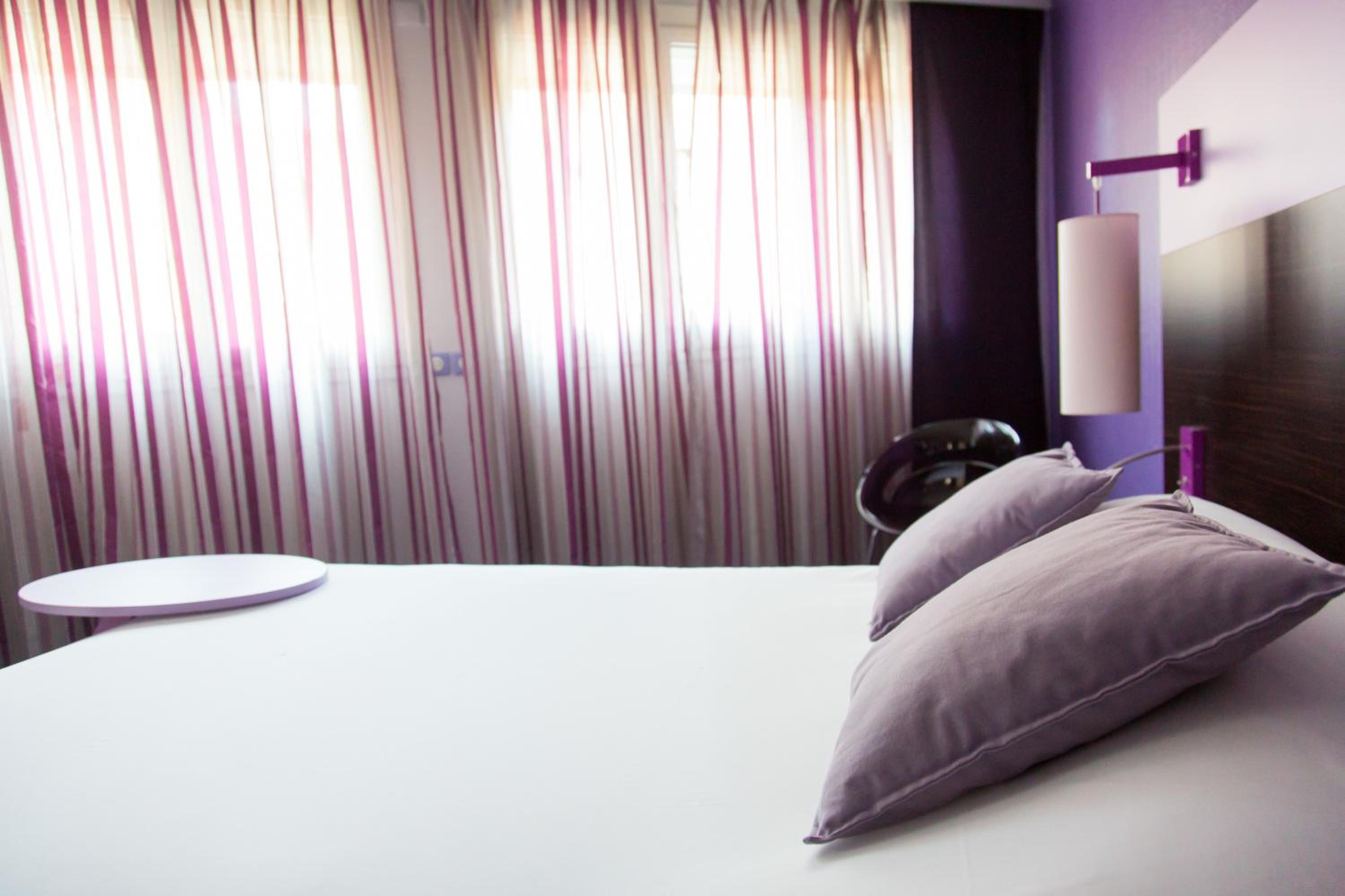 Standard Double Room - Photo 8