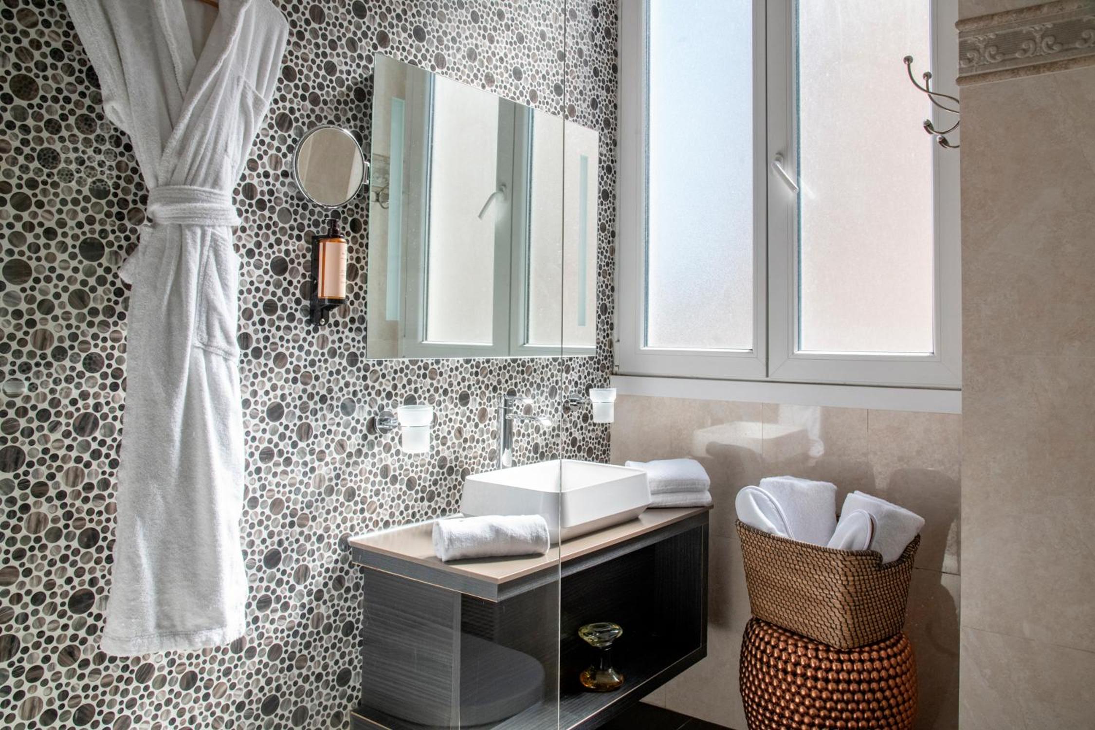 Junior Queen Suite - Photo 16