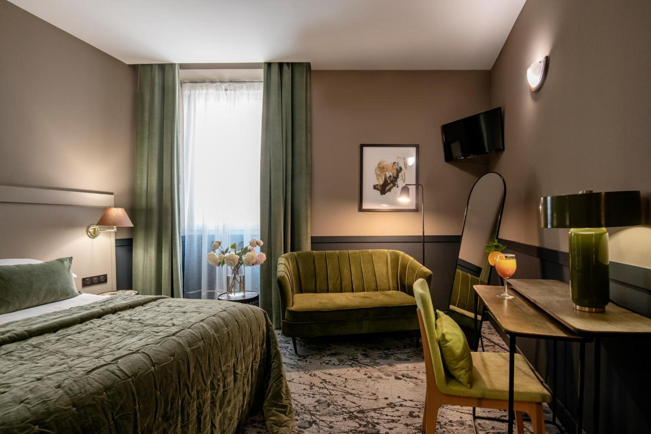 Junior Queen Suite - Photo 21