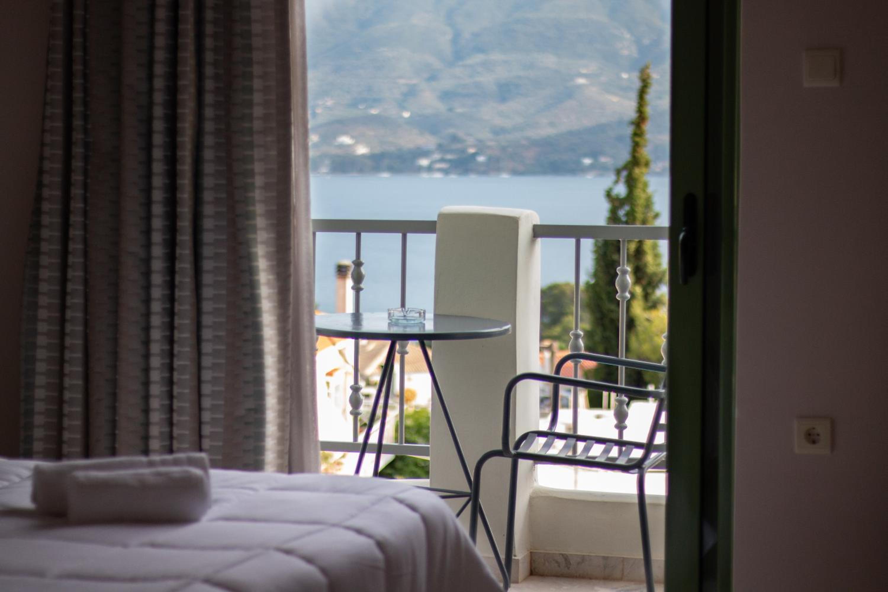 Standard Triple Room with Sea View photo 3