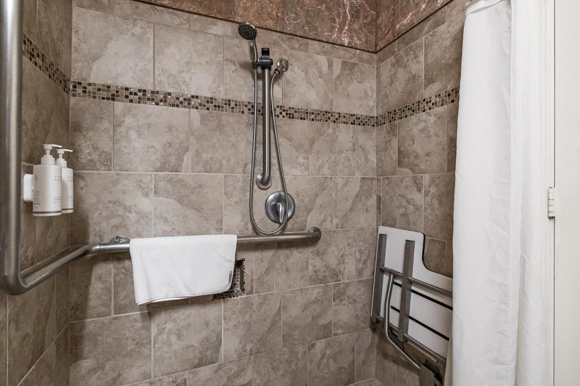 Queen Room - Disability Access - Photo 3