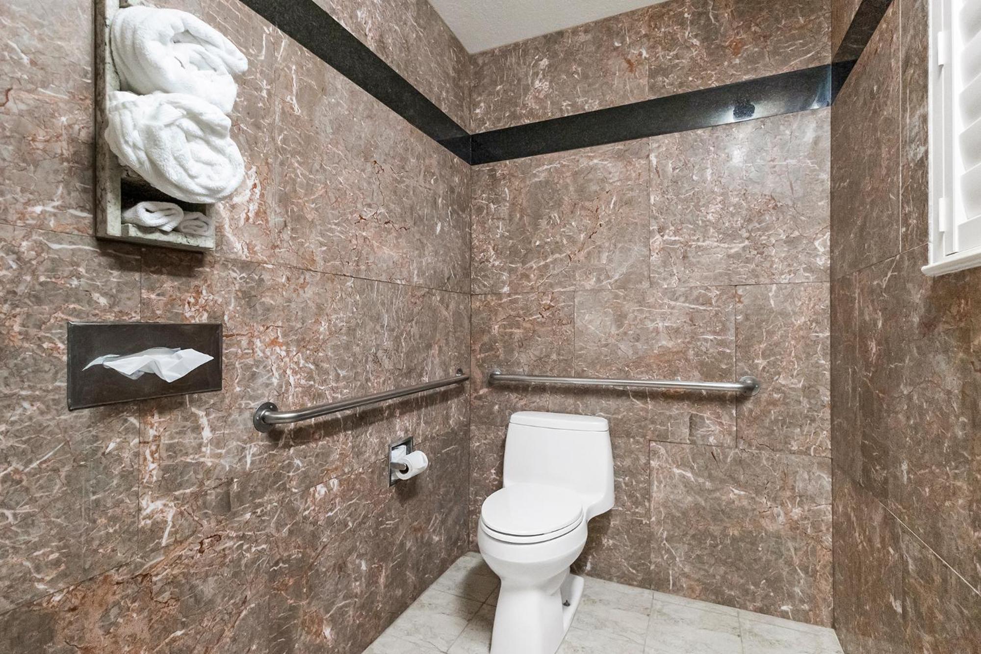 Queen Room - Disability Access - Photo 2