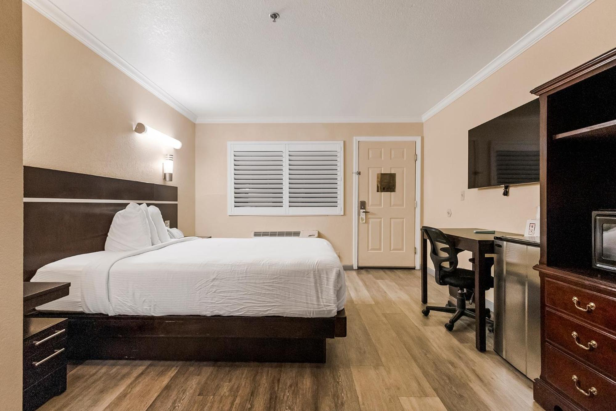 Queen Room - Disability Access - Photo 5