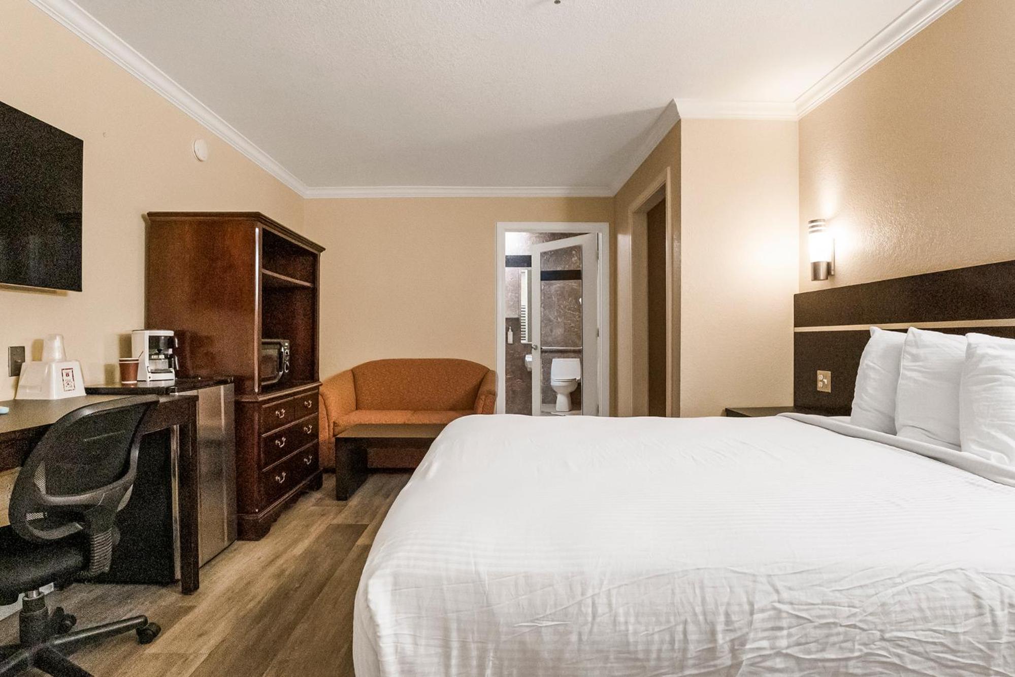 Queen Room - Disability Access - Photo 1