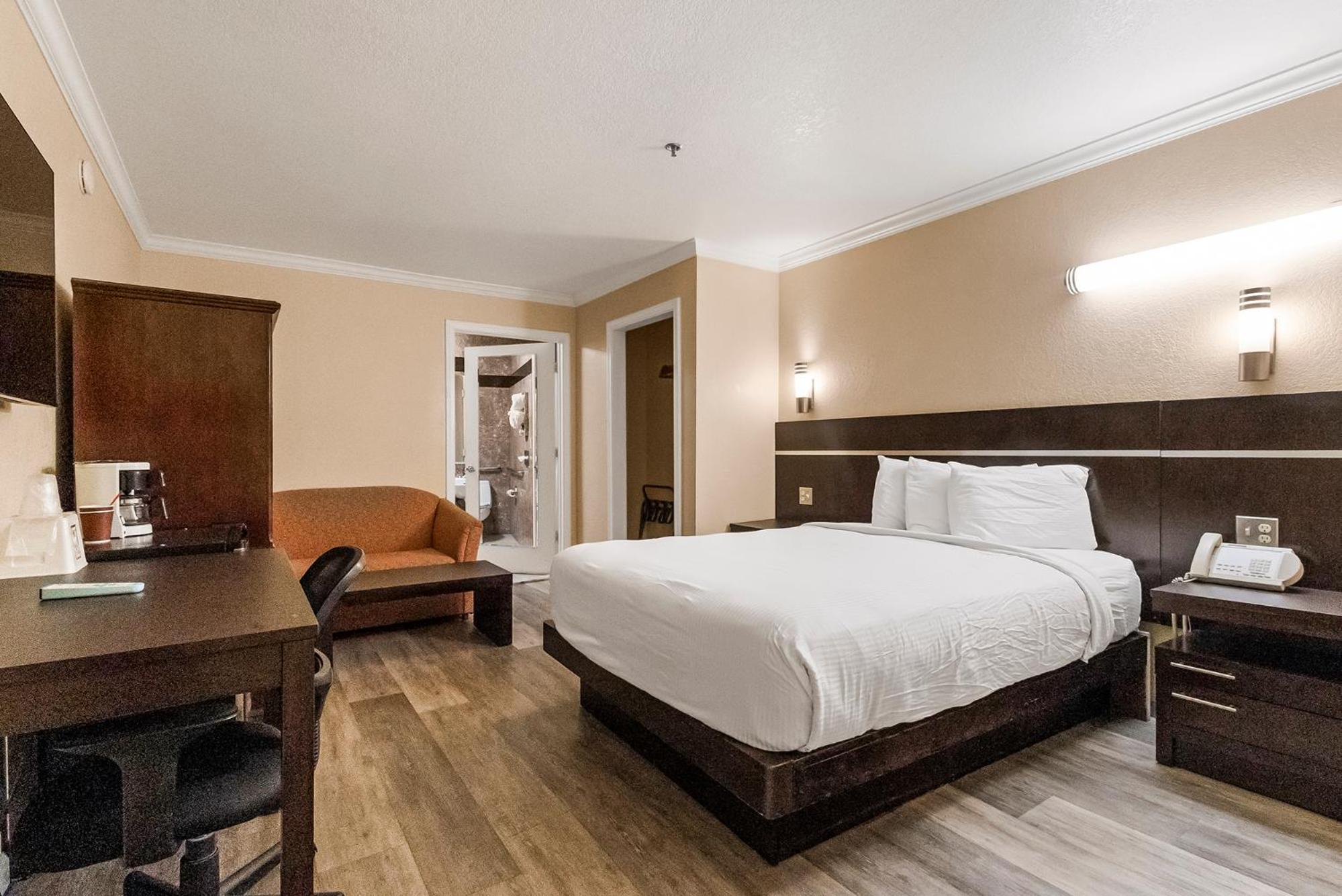 Queen Room - Disability Access - Photo 6