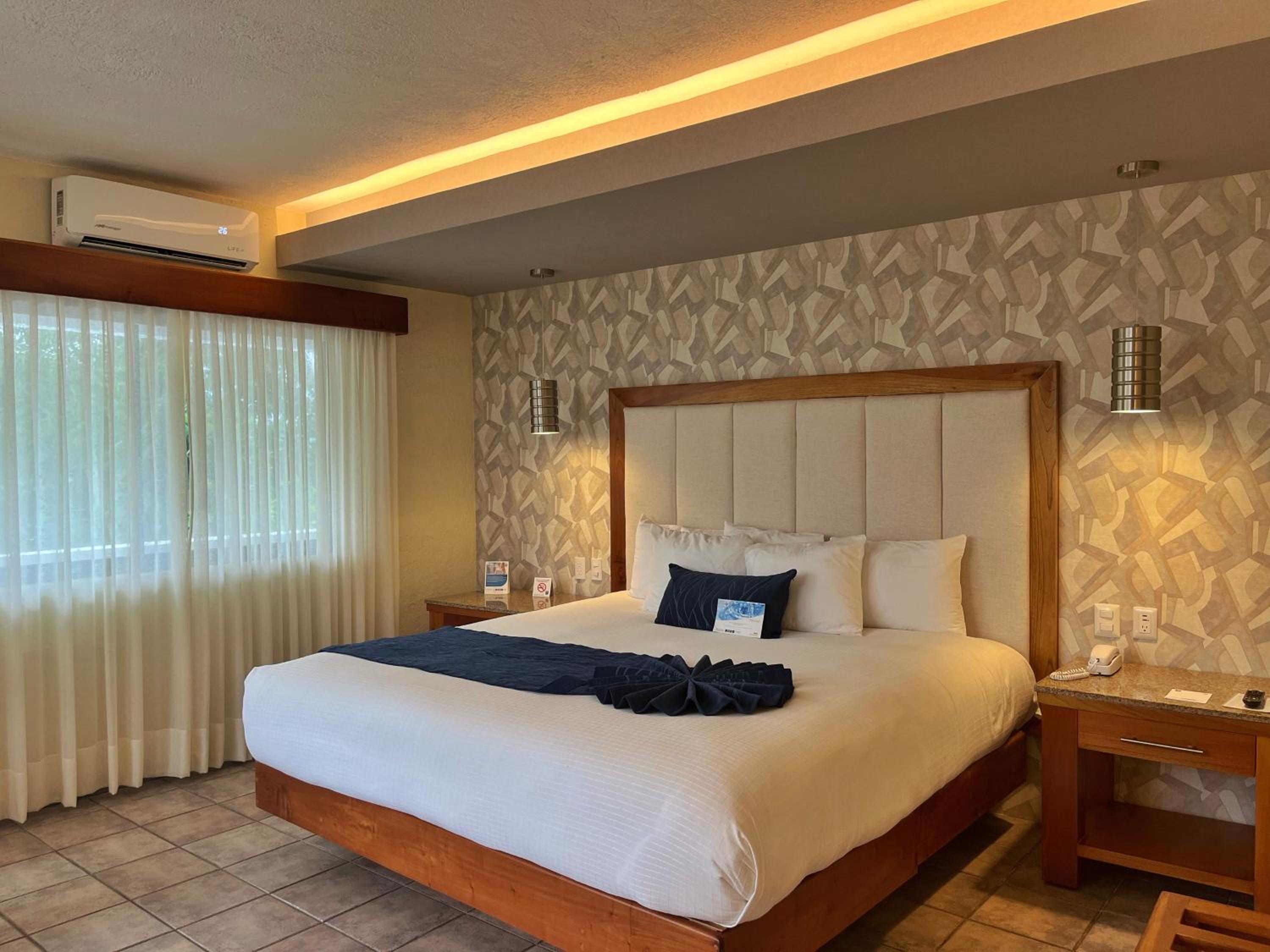 Standard King Room - Non-Smoking  - Photo 1