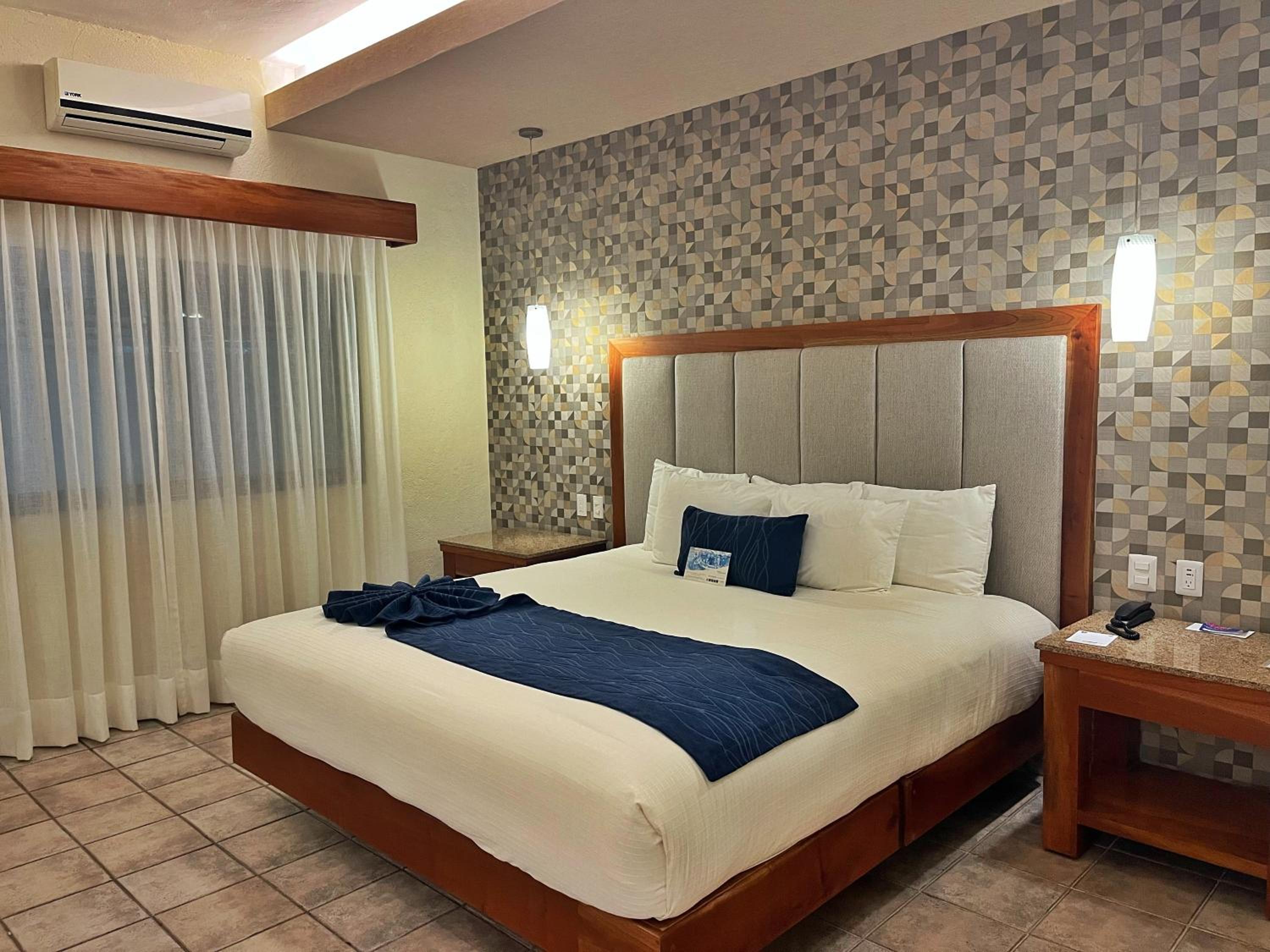 Standard King Room - Non-Smoking  - Photo 3