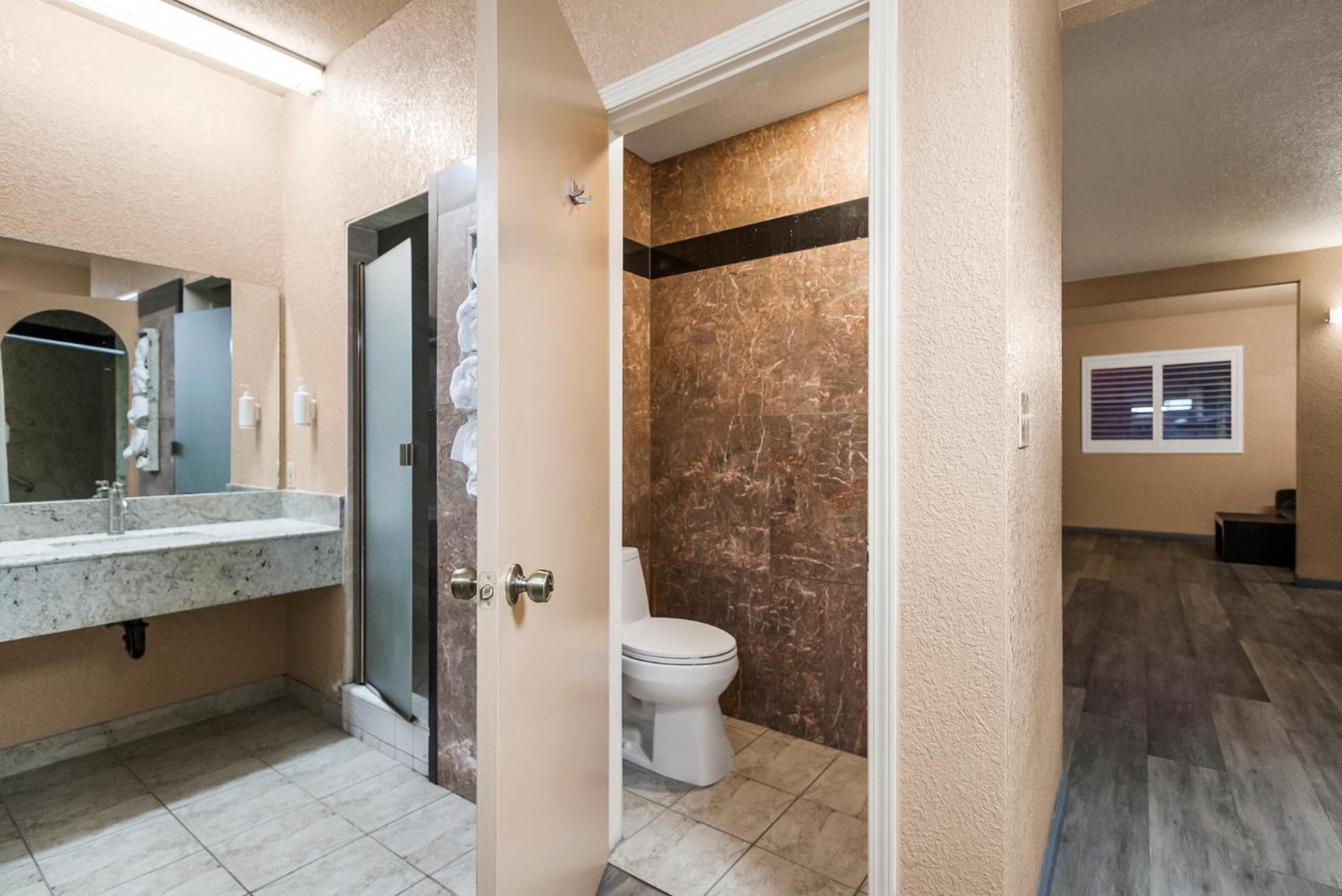 Queen Suite photo 2