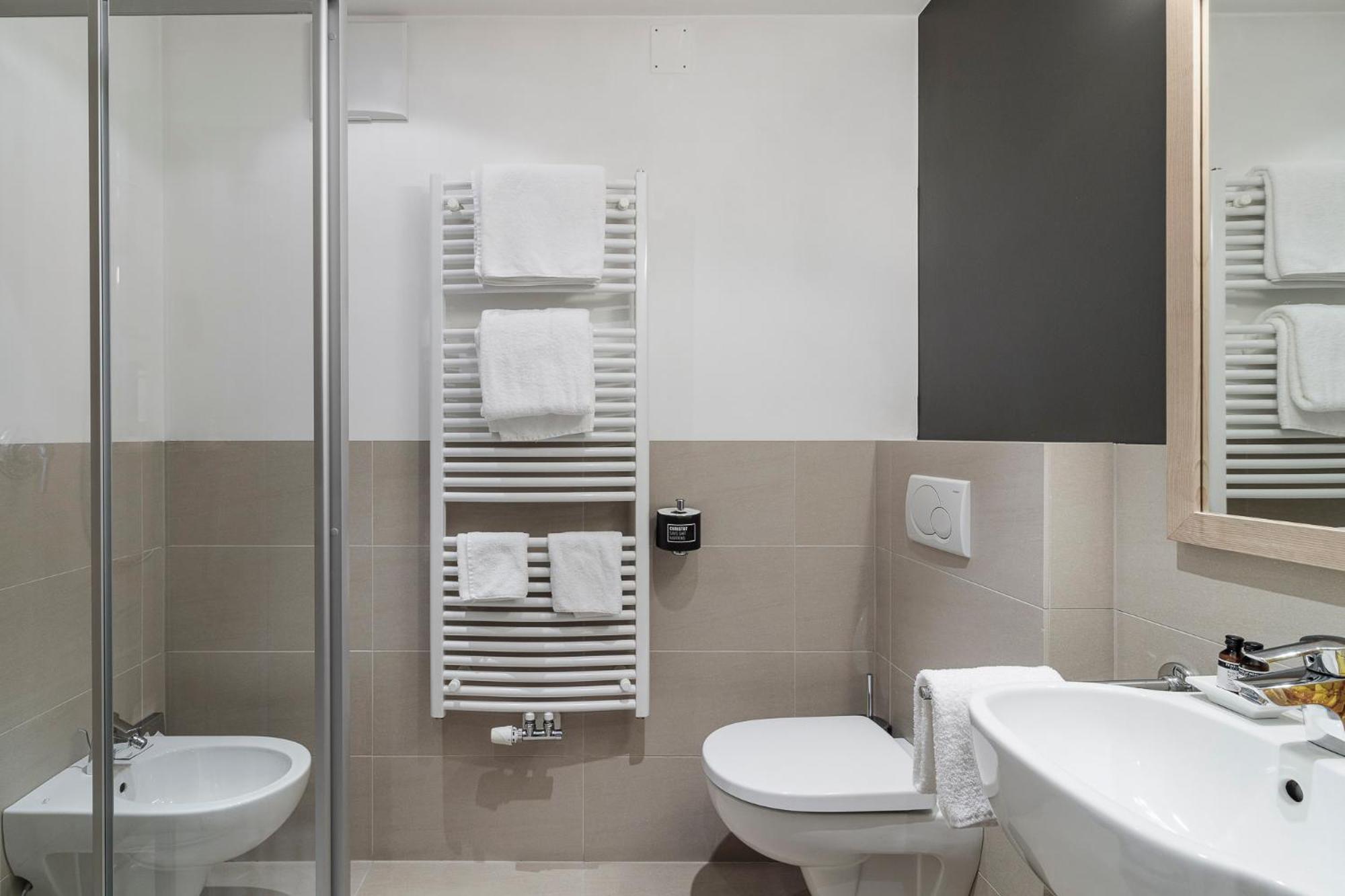 Double Room with Balcony - Photo 10