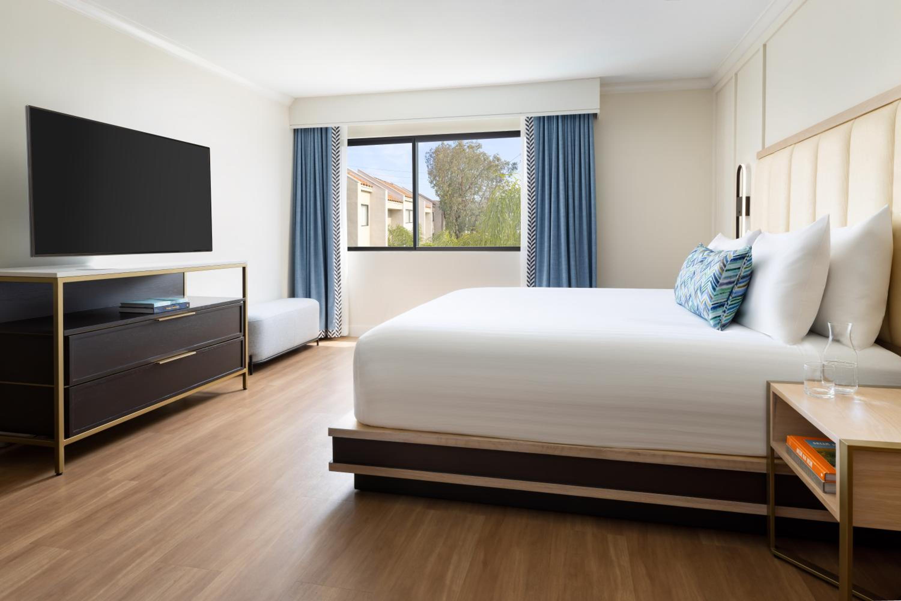 Standard King Room - Photo 6