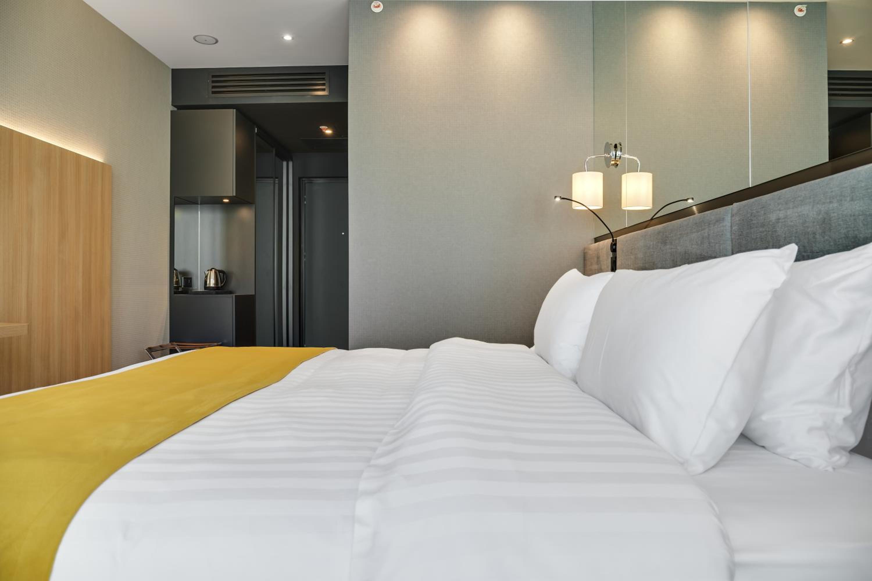 Deluxe King Room - Photo 7
