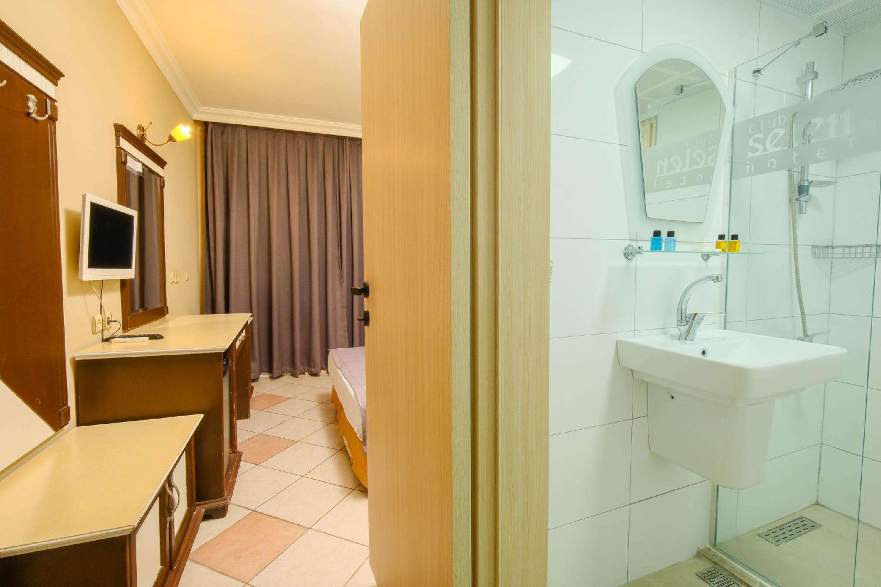 Standard Double Room - Photo 7