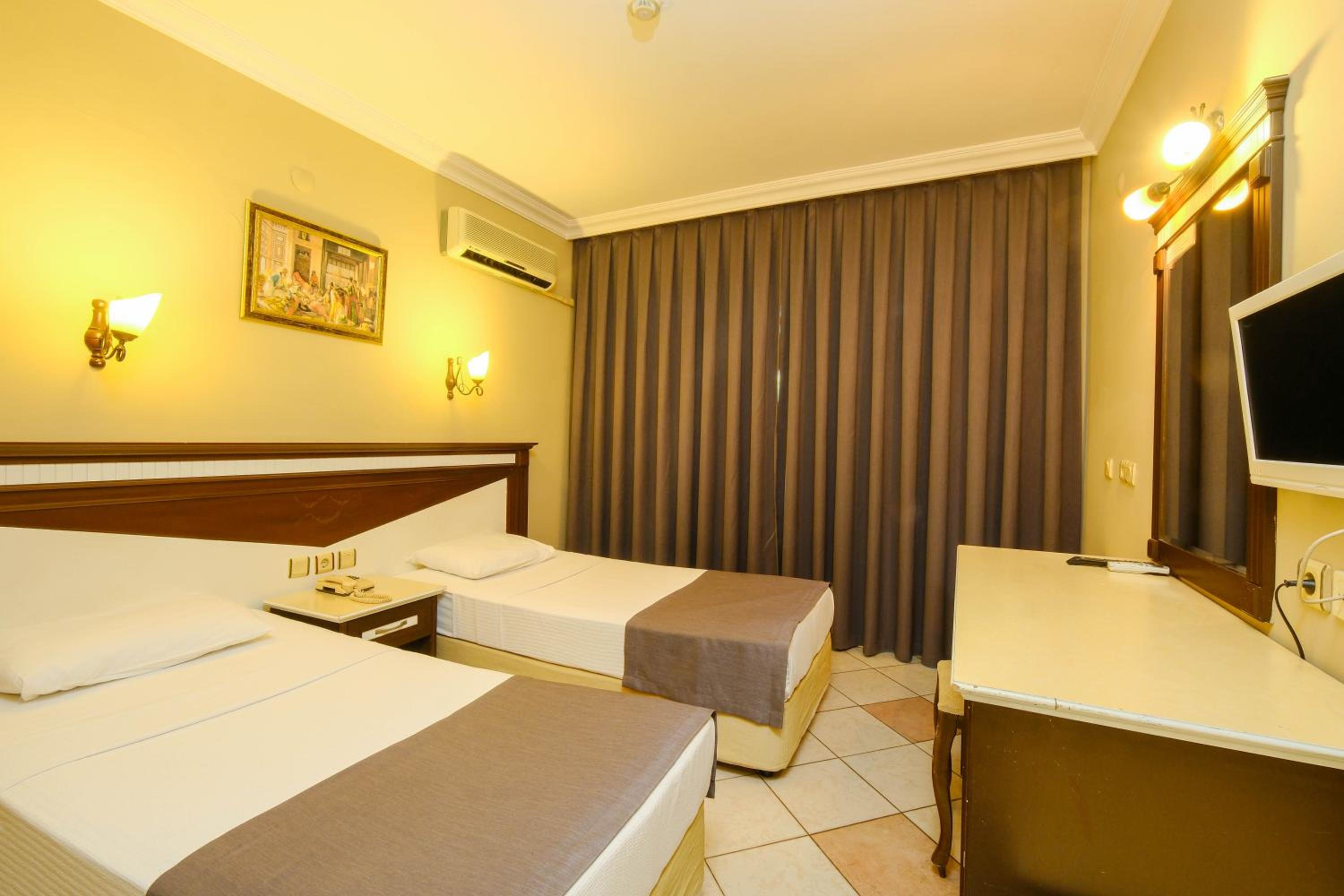Standard Double Room - Photo 9