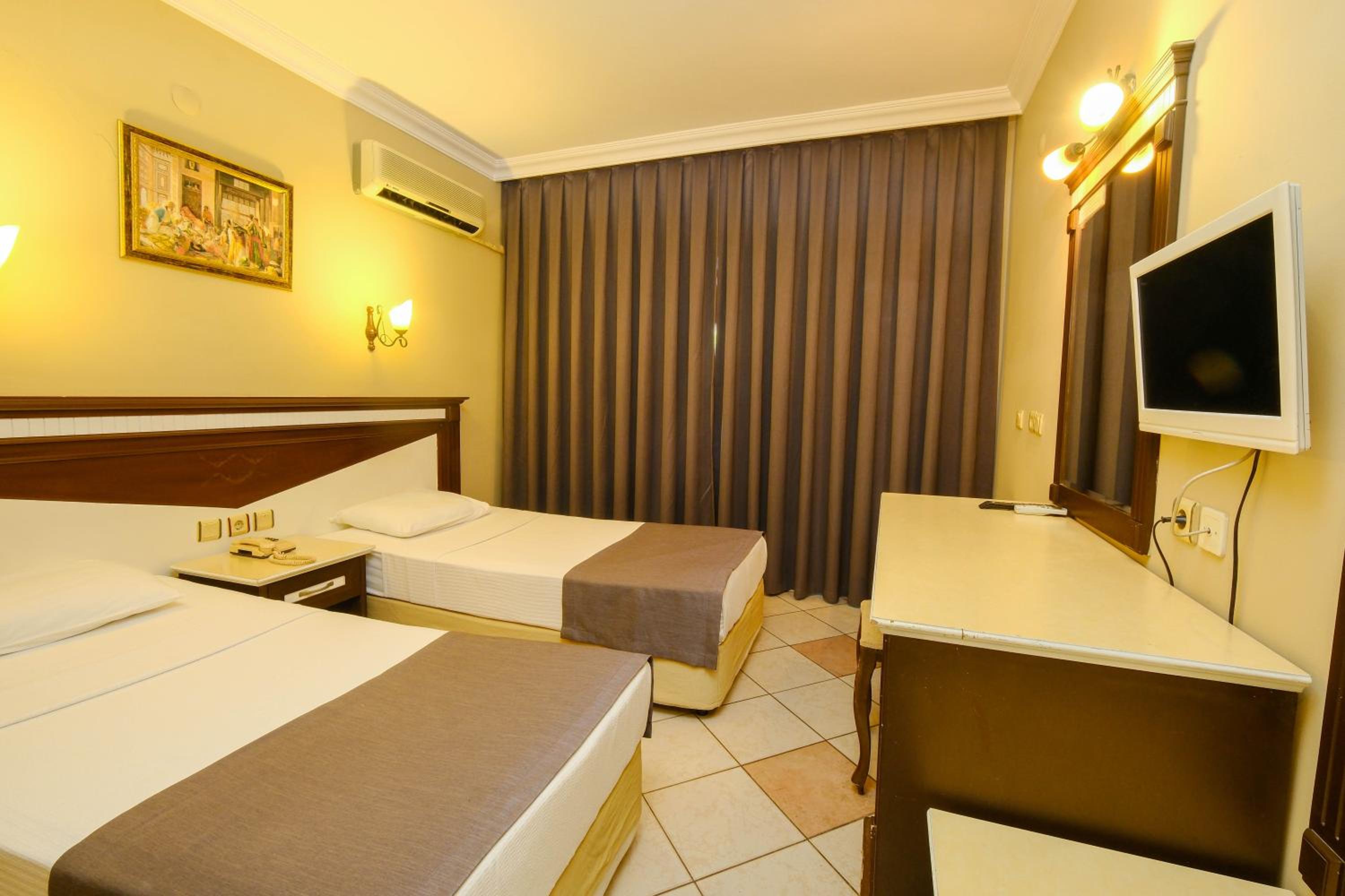 Standard Double Room - Photo 11