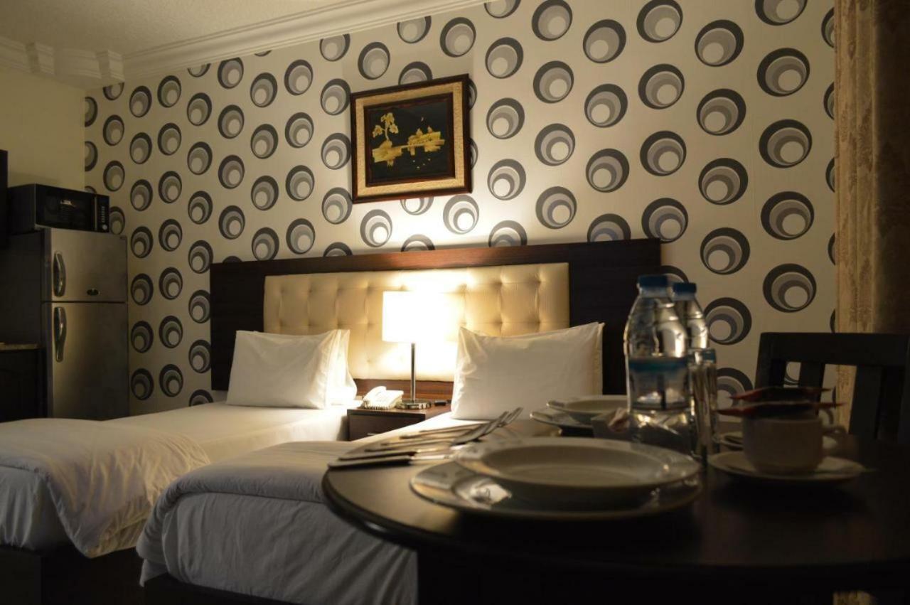 One-Bedroom Apartment - Photo 2