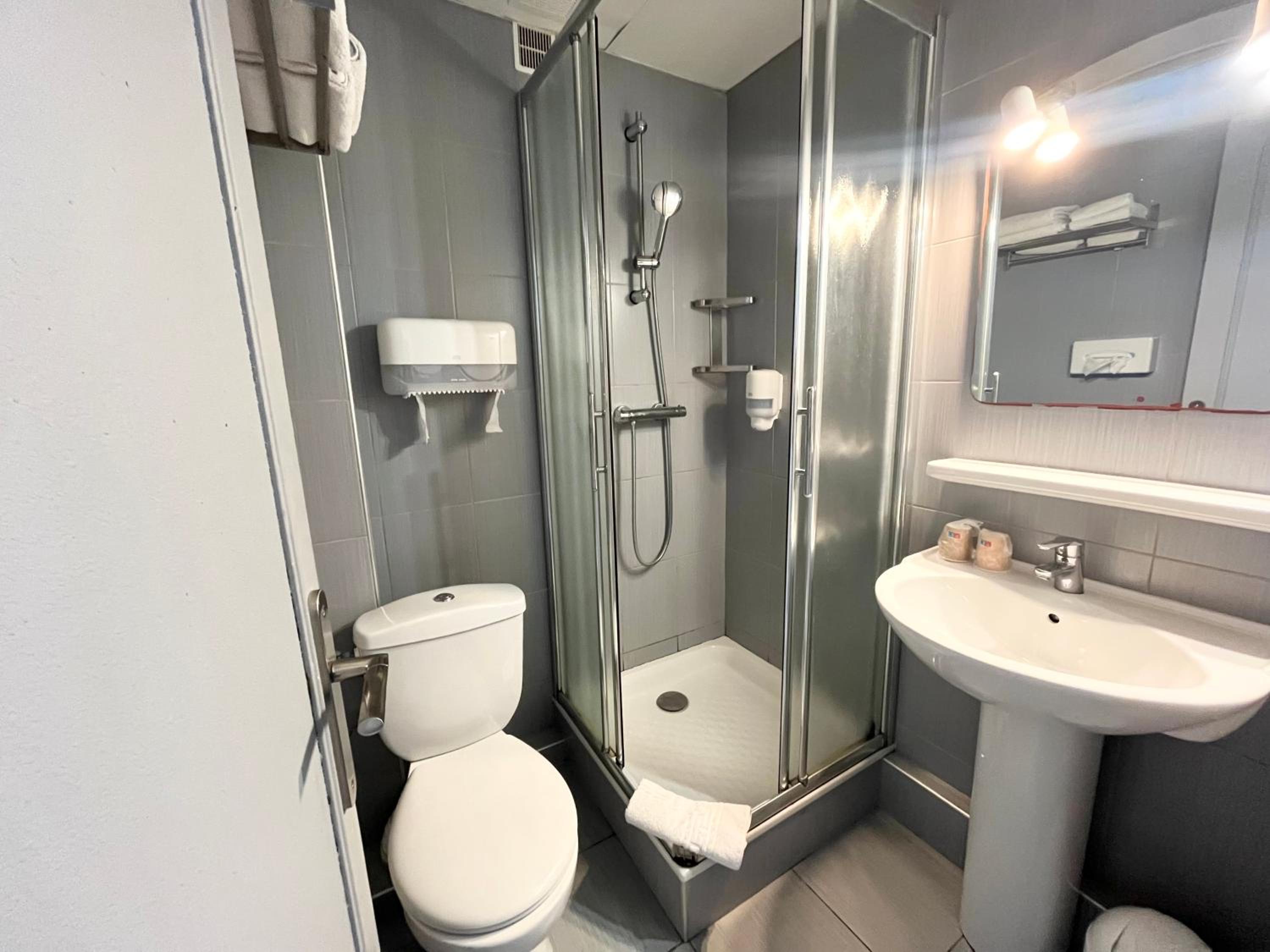 Double Room with City View - Photo 4