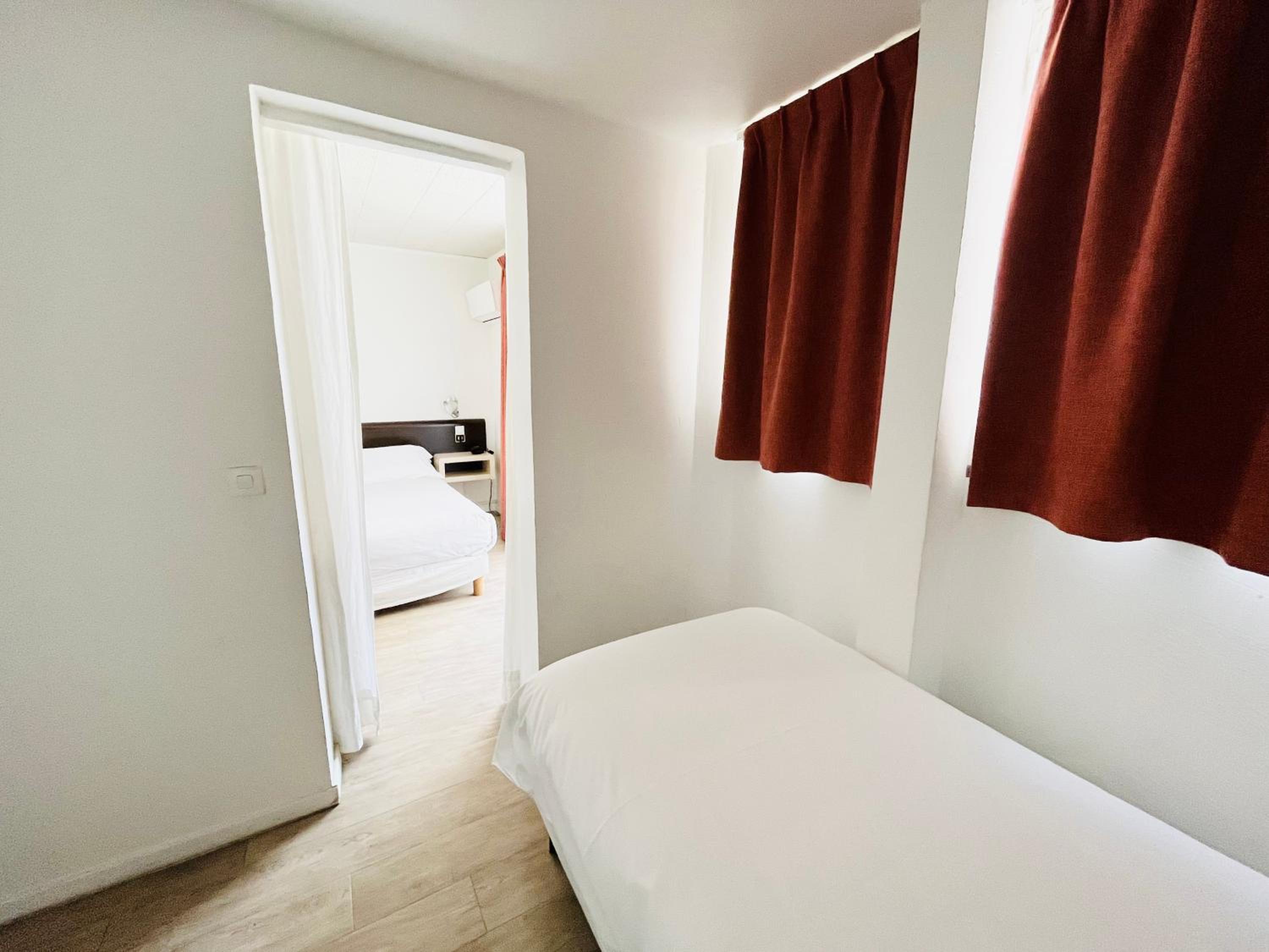 Triple Room with City View - Photo 6