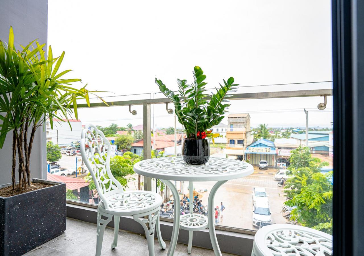 Family Room with Balcony photo 2