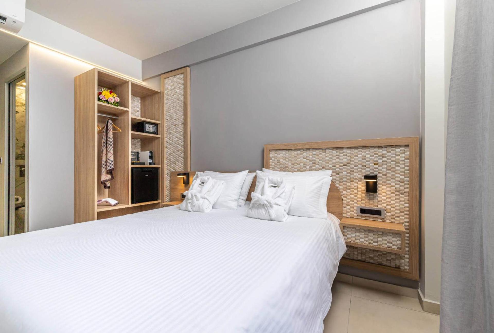 Deluxe Double Room thumbnail 5