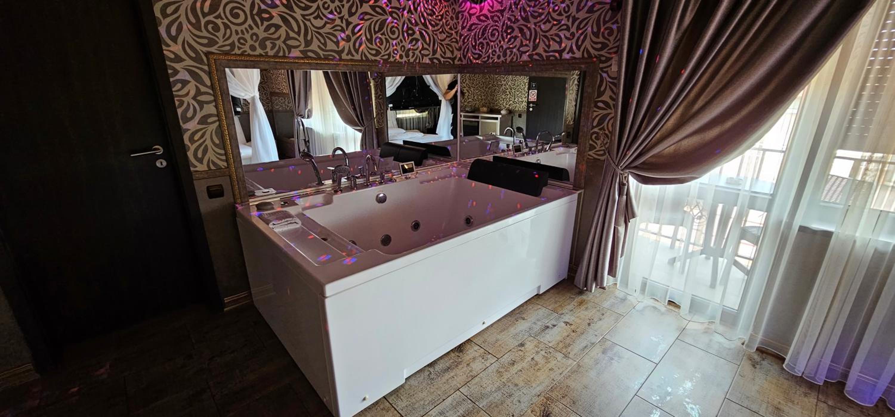 Deluxe Room - Photo 8