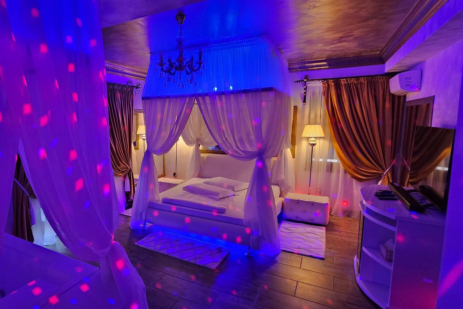 Deluxe White Room - Photo 1