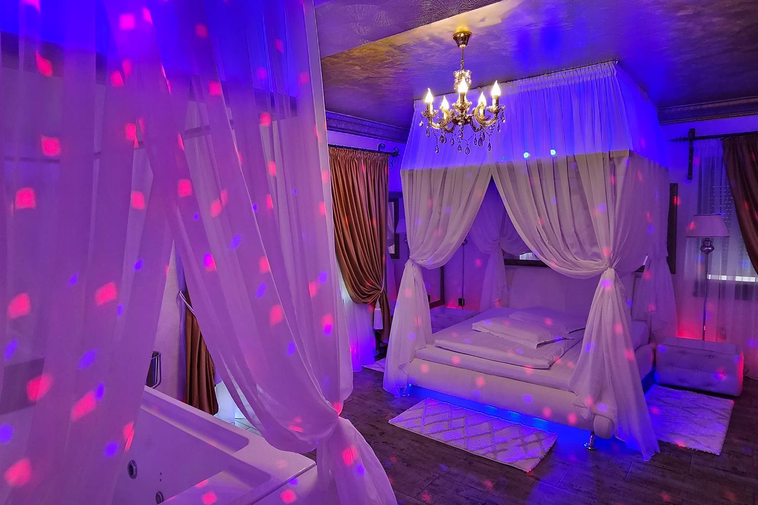 Deluxe White Room - Photo 9