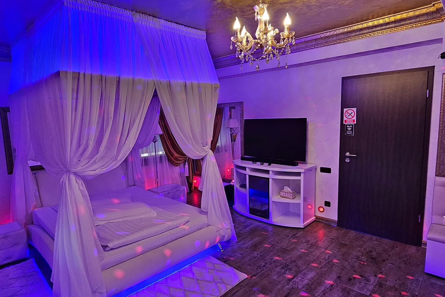 Deluxe White Room - Photo 10